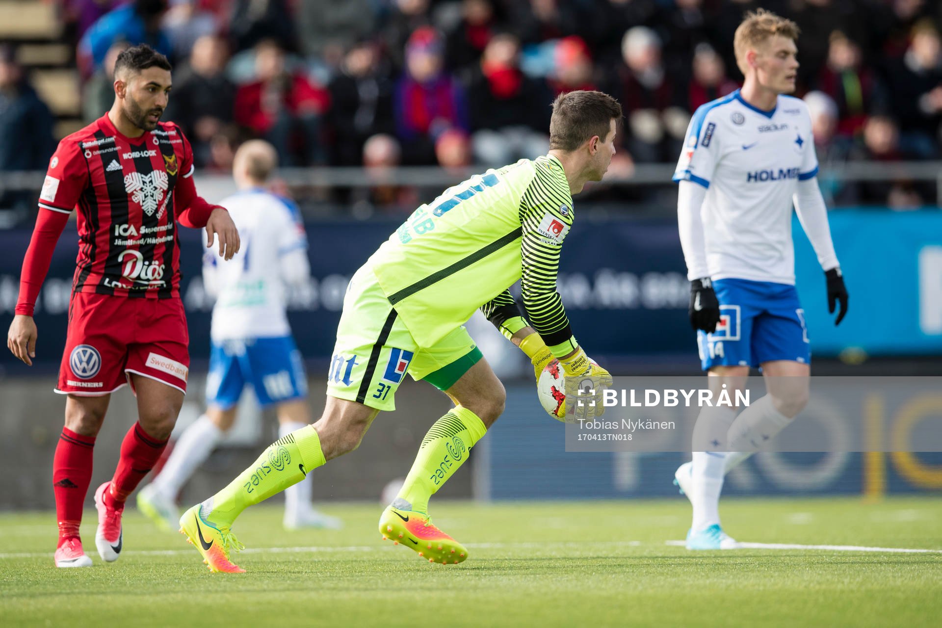 Norrköpings målvakt Michael Langer med bollen