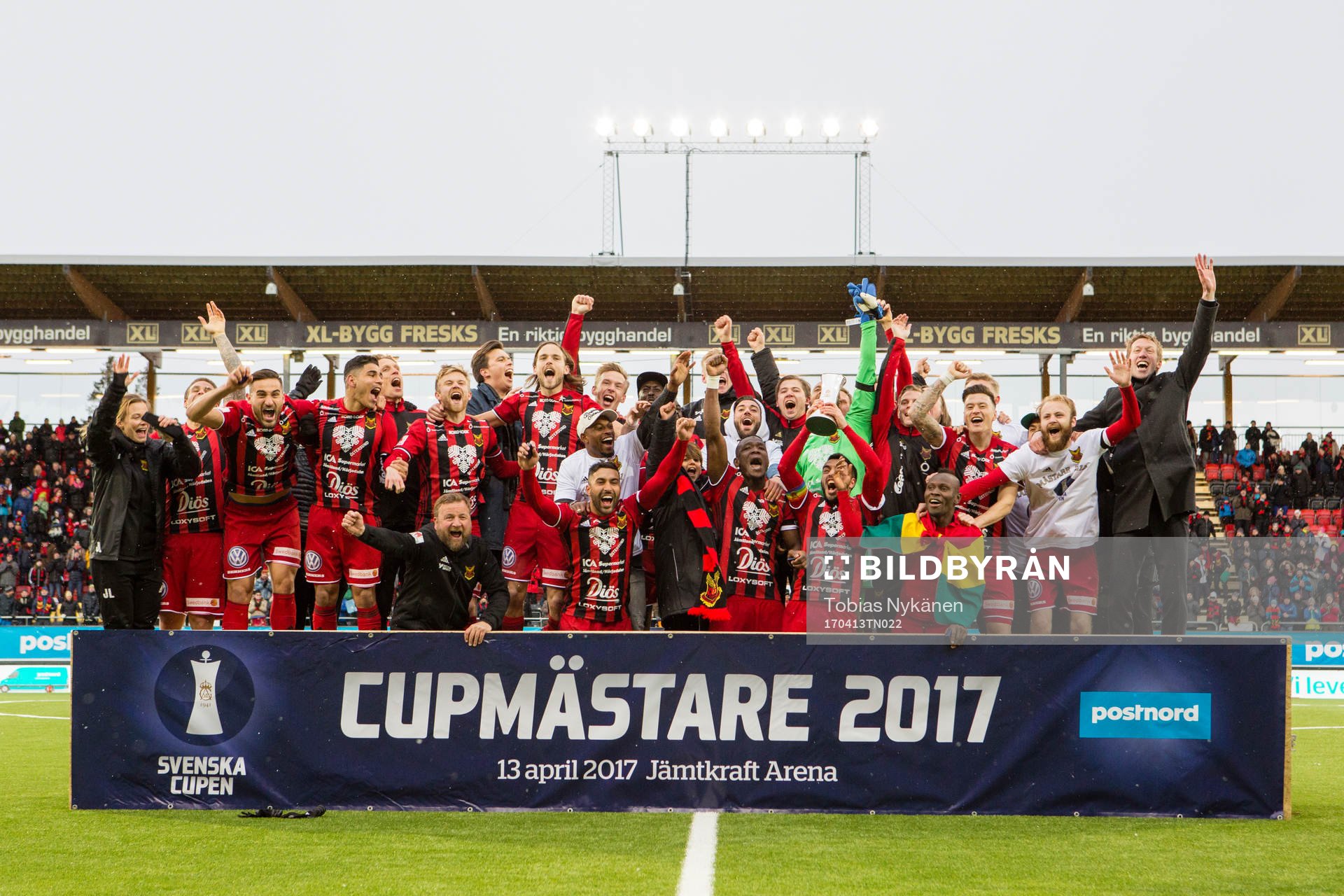 Östersunds jublar efter att dom blivit cupmästare i Svenska Cupen den 13 april 2017 i Östersund.
