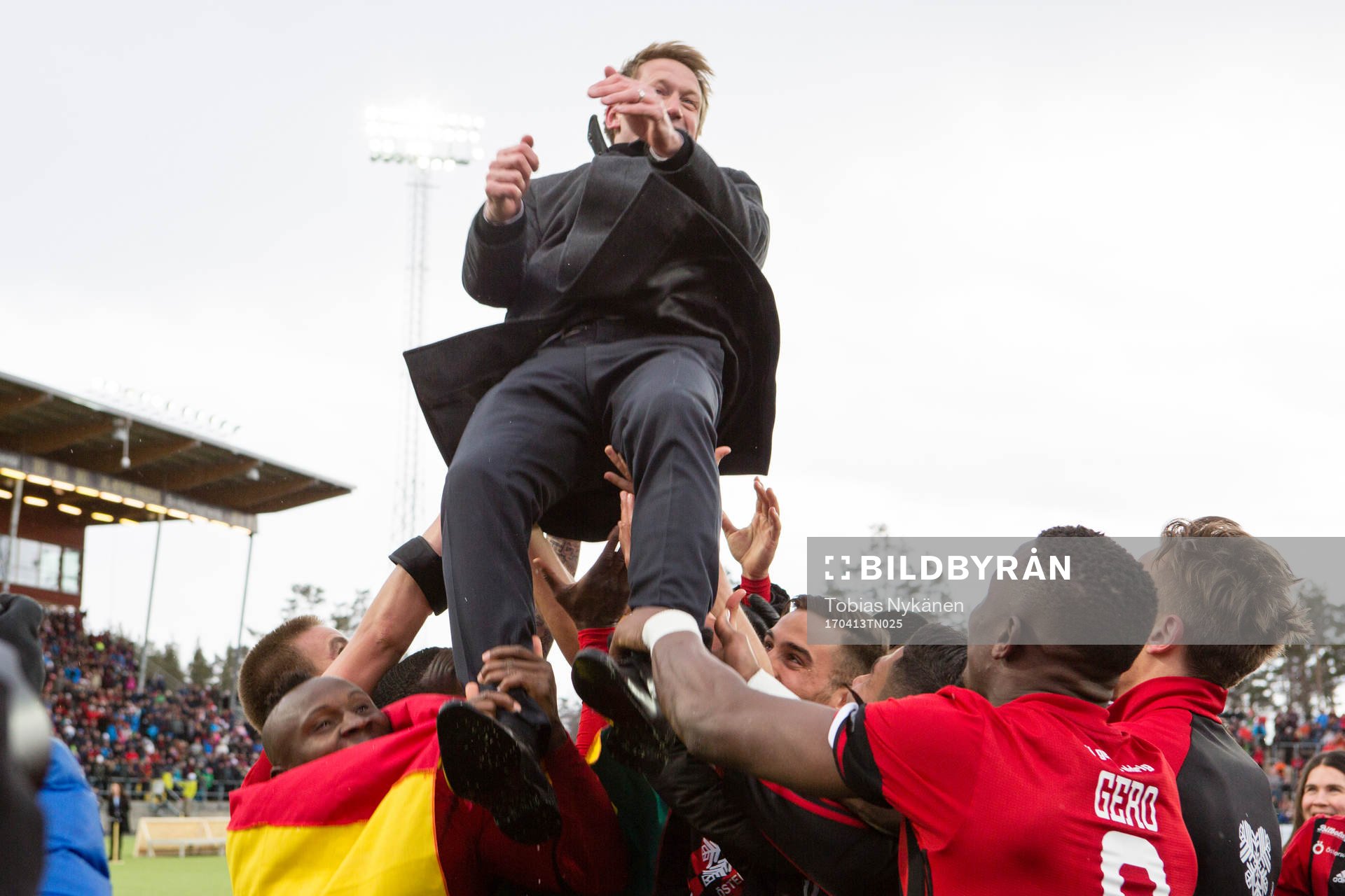 Östersund spelare hissar tränare Graham Potter
