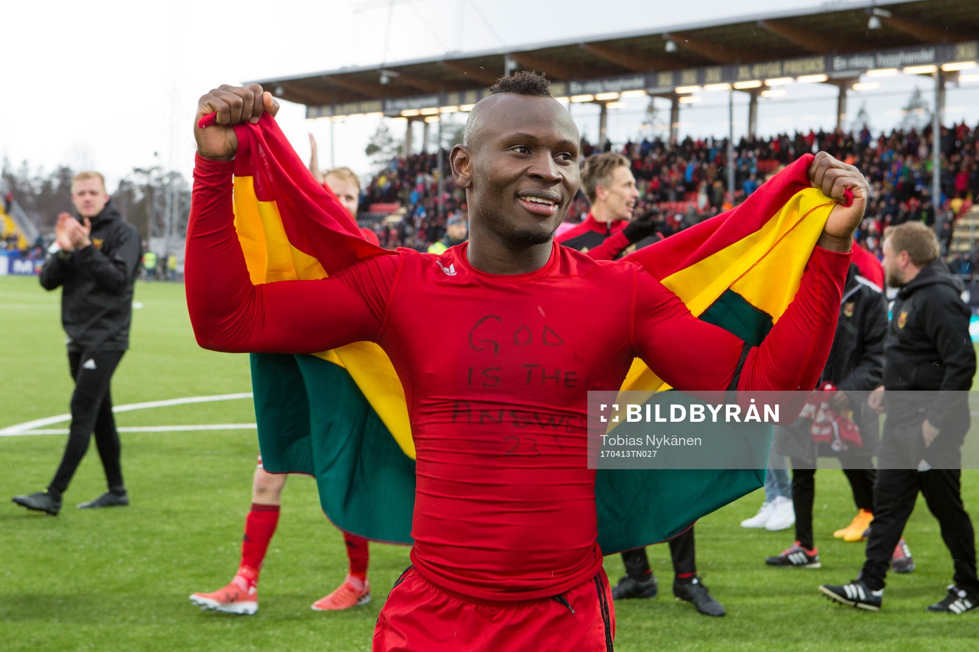 Östersunds Samuel Mensiro  jublar