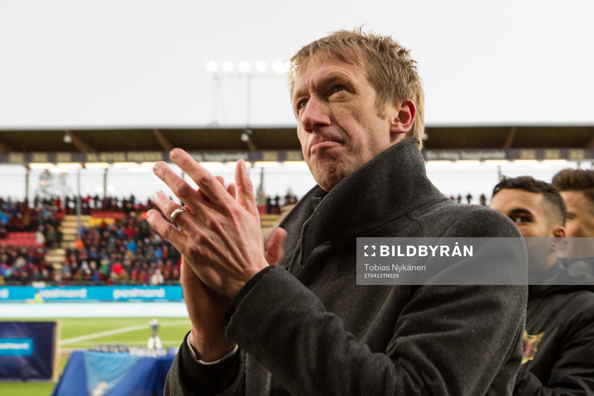 Östersunds tränare Graham Potter tackar publiken jublar