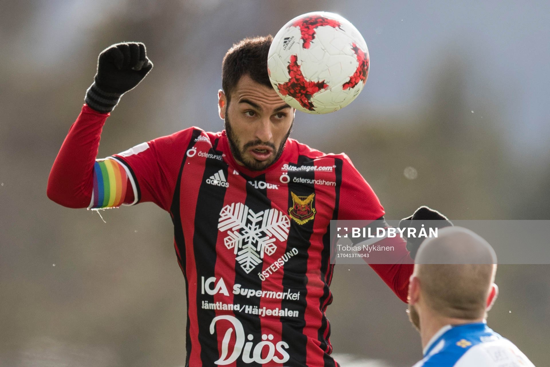 Östersunds Brwa Nouri nickar bollen