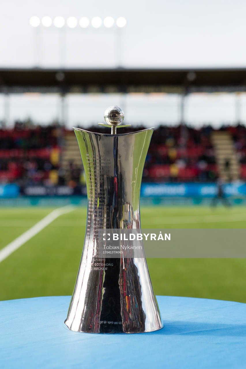 pokalen innan finalen i Svenska Cupen mellan Östersund och