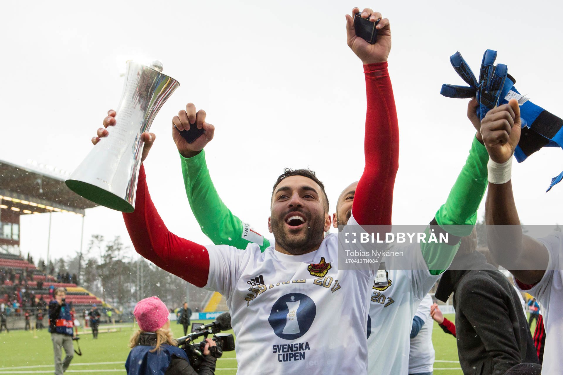 Östersunds Saman Ghoddos höjer pokalen och jublar