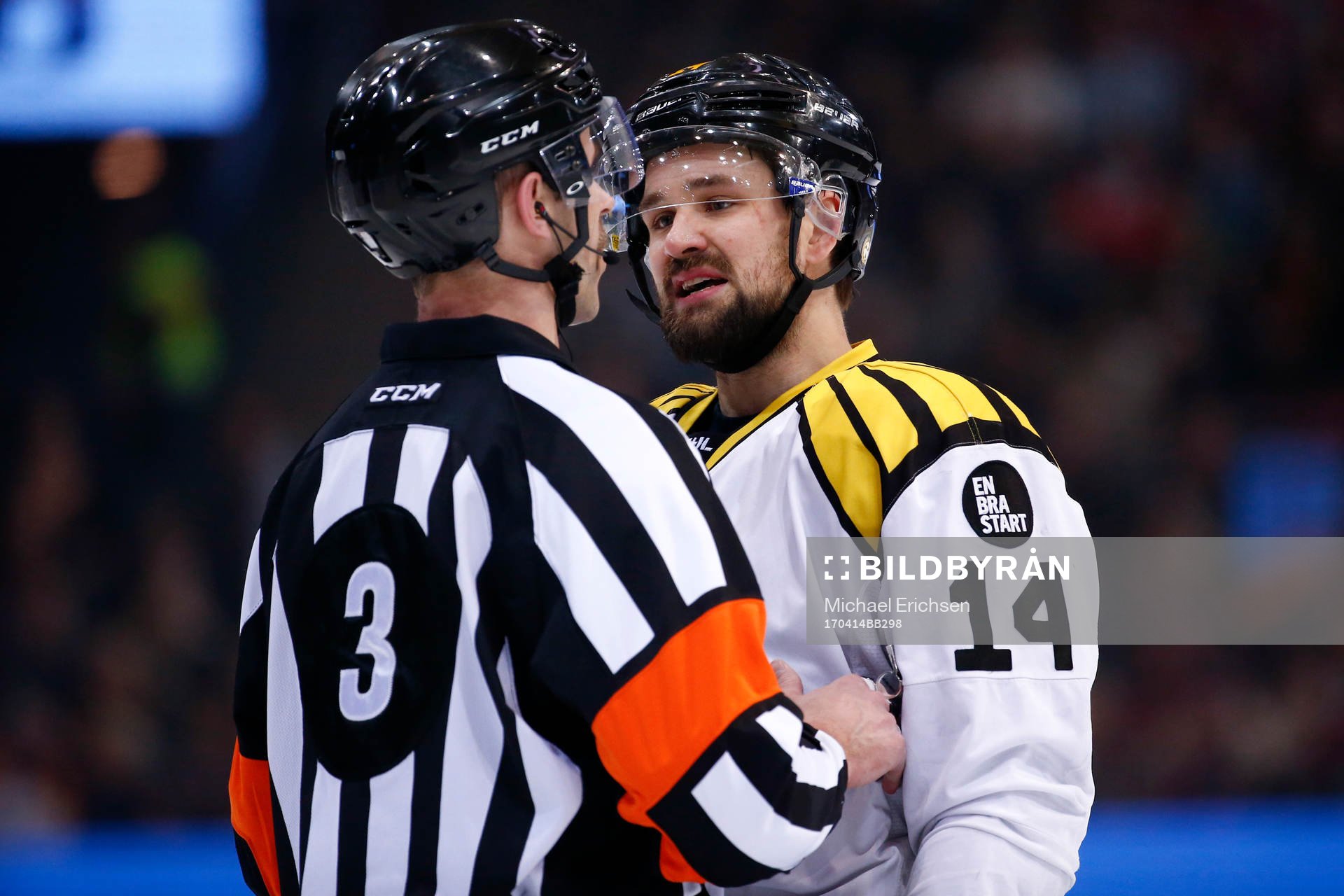 Brynäs Johan Alcén diskuterar med en av domarna