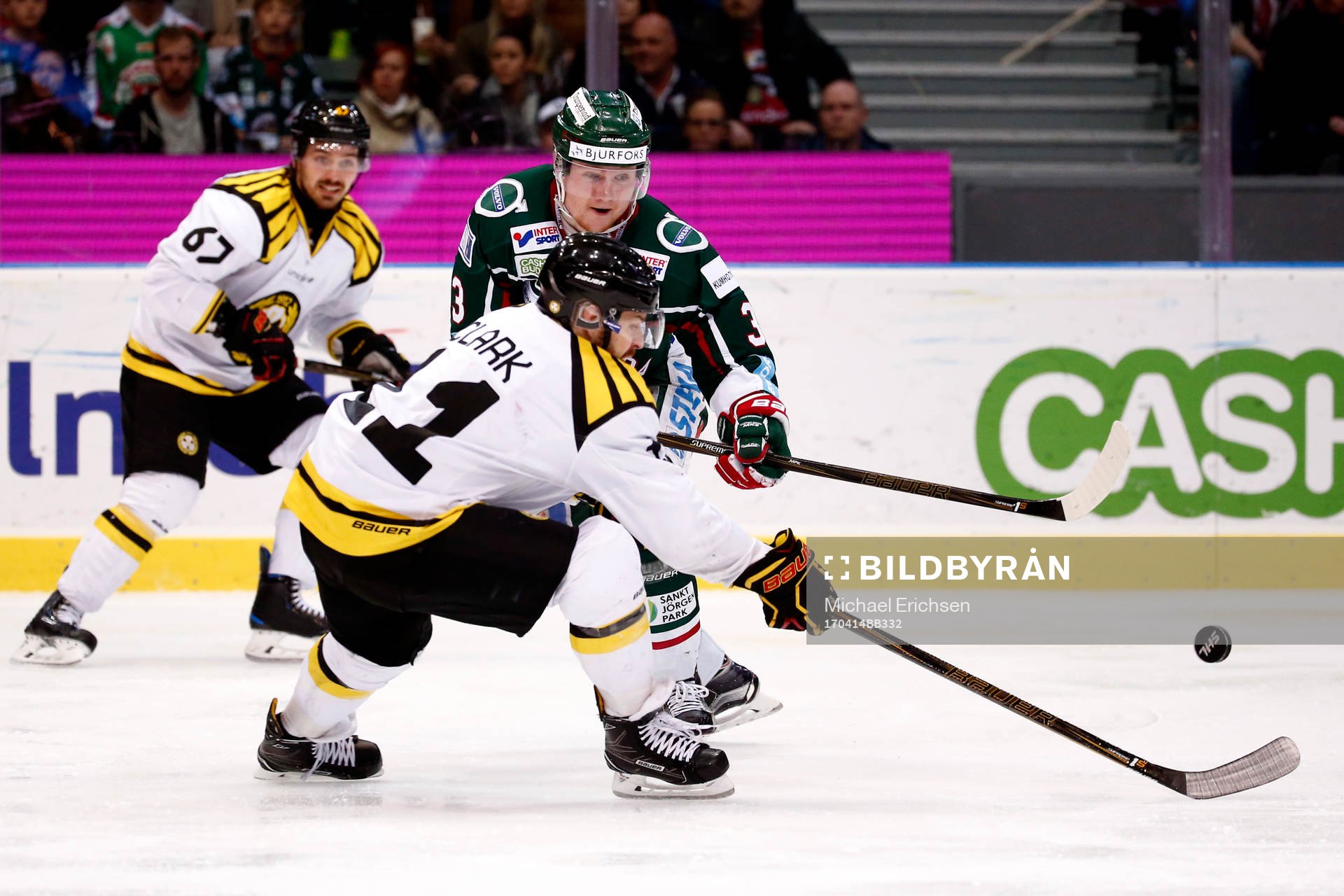 Brynäs Kevin Clark och Frölundas Carl Grundström i kamp