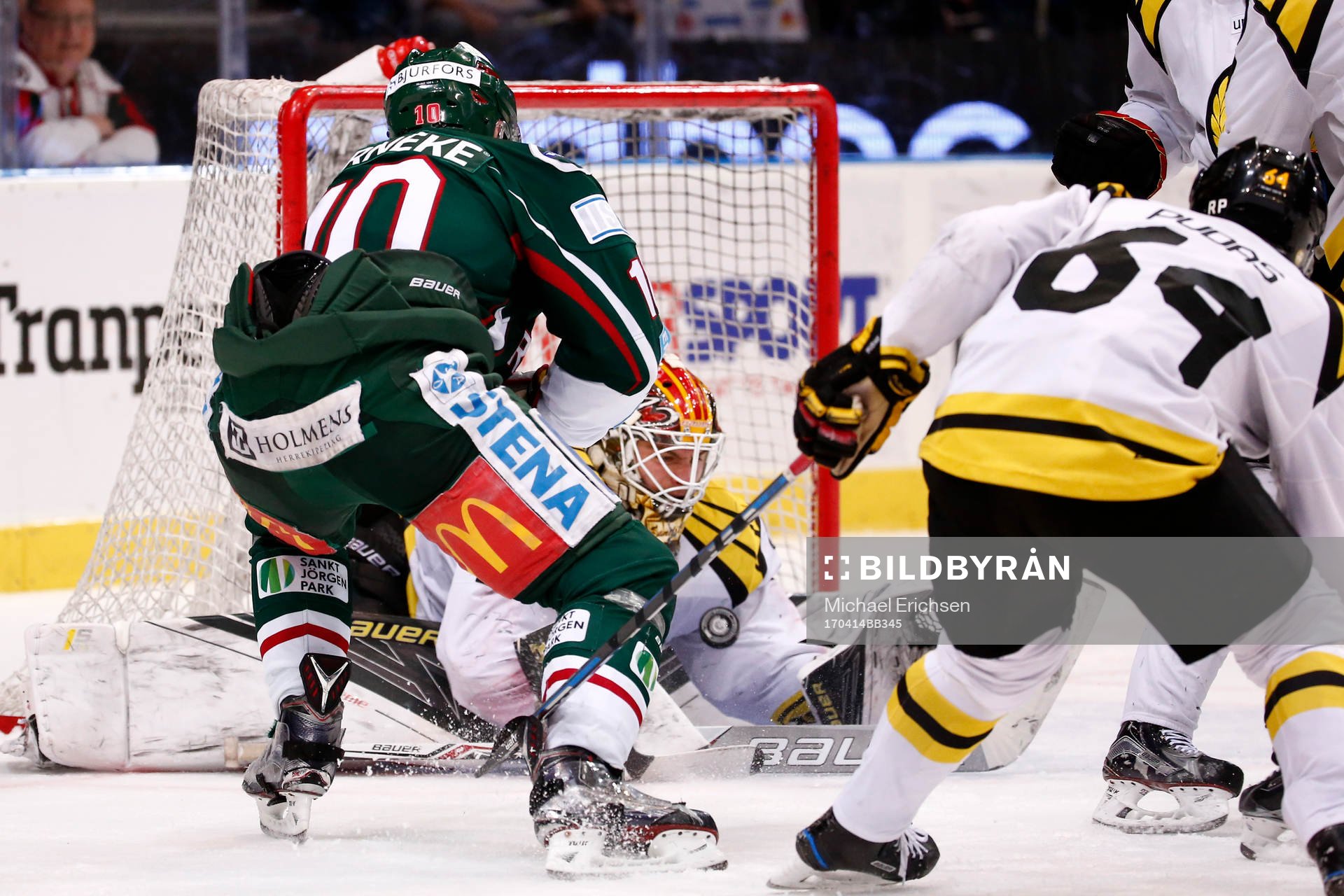 Frölundas Sean Bergenheim skjuter men Brynäs målvakt