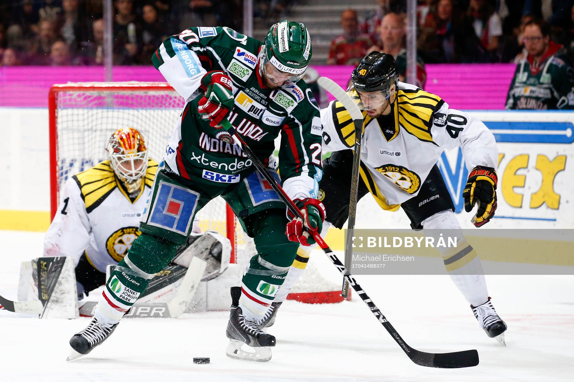Frölundas Joel Lundqvist och Brynäs Jesper Jensen i kamp