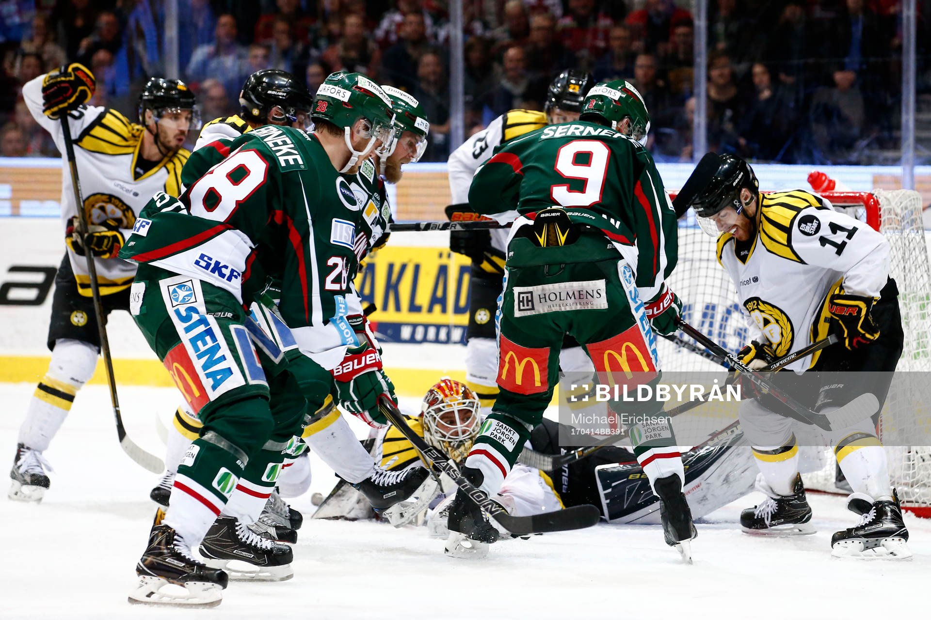 Frölundas Johan Sundström och Casey Wellman i kamp om