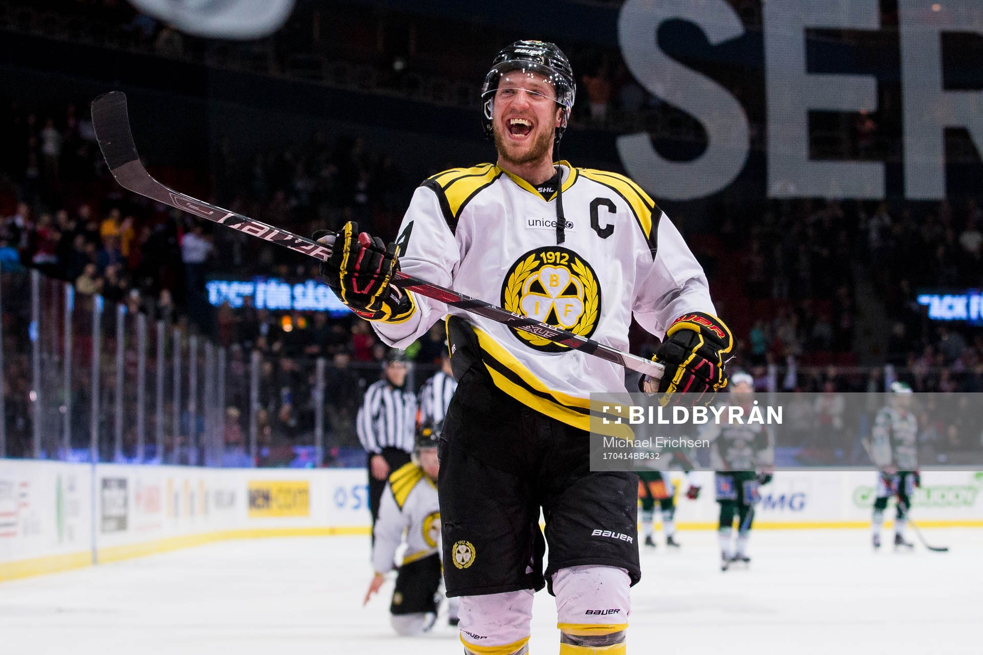 Brynäs Jacob Blomqvist jublar framför sina supportrar