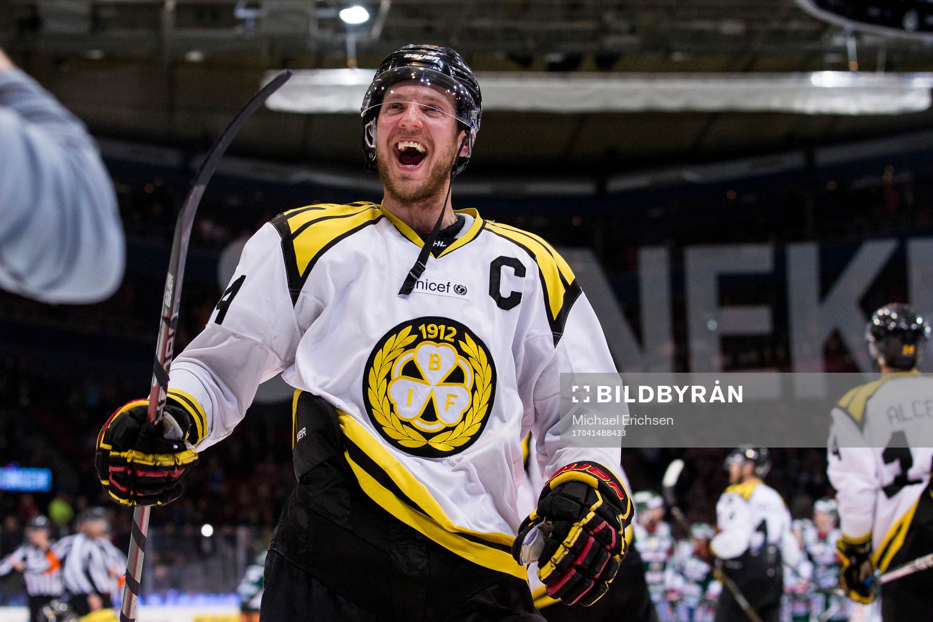 Brynäs Jacob Blomqvist jublar framför sina supportrar