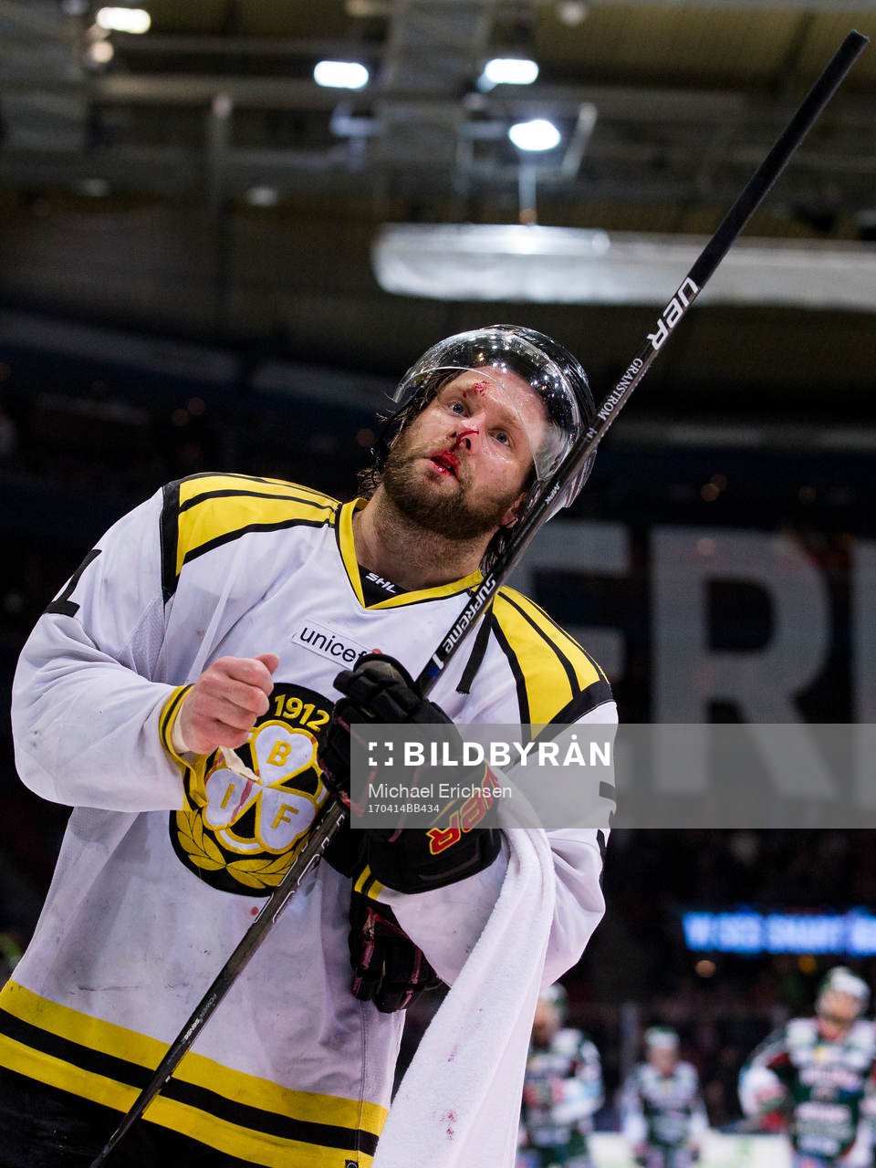 Brynäs Jonathan Granström med blod i ansiktet jublar