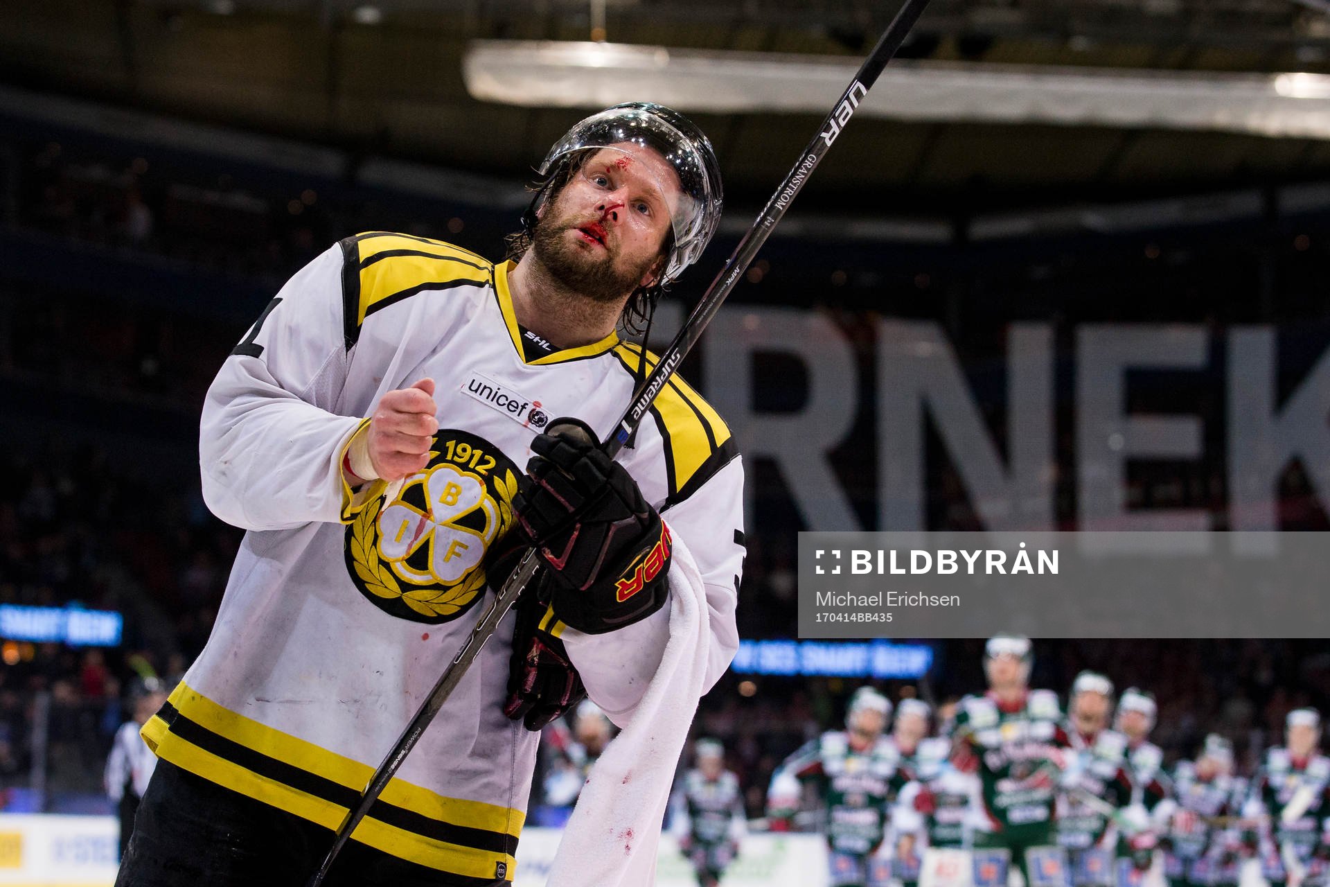 Brynäs Jonathan Granström med blod i ansiktet jublar