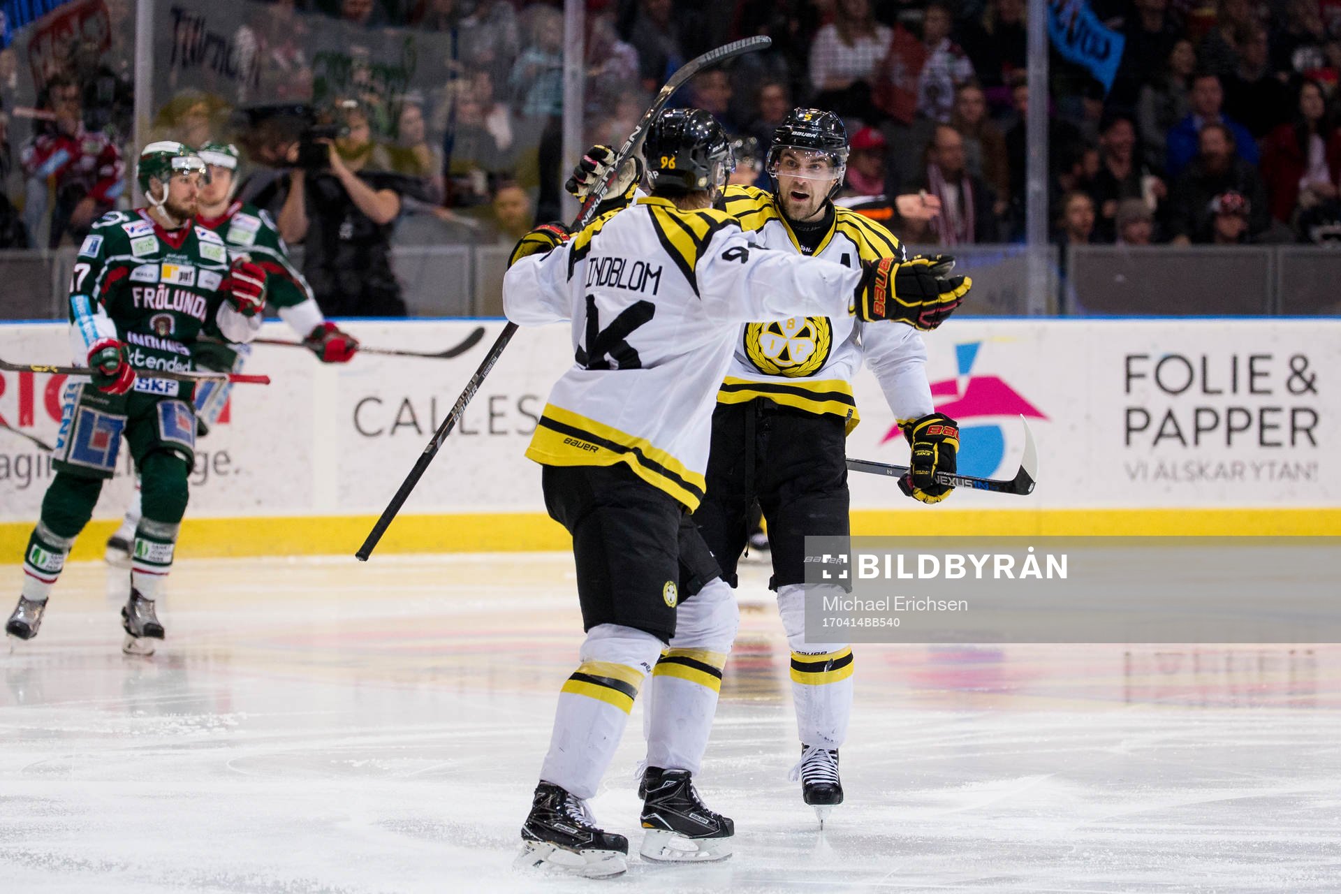 Brynäs Oskar Lindblom jublar ihop med Lukas Kilström