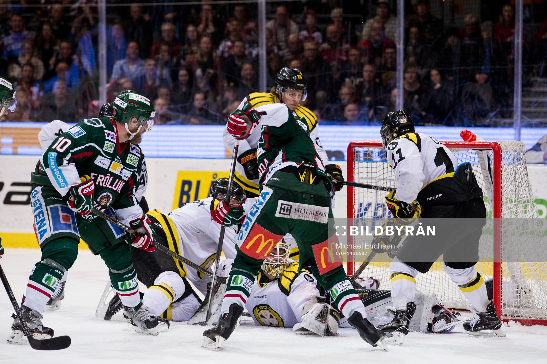 Brynäs målvakt Felix Sandström håller undan för skott