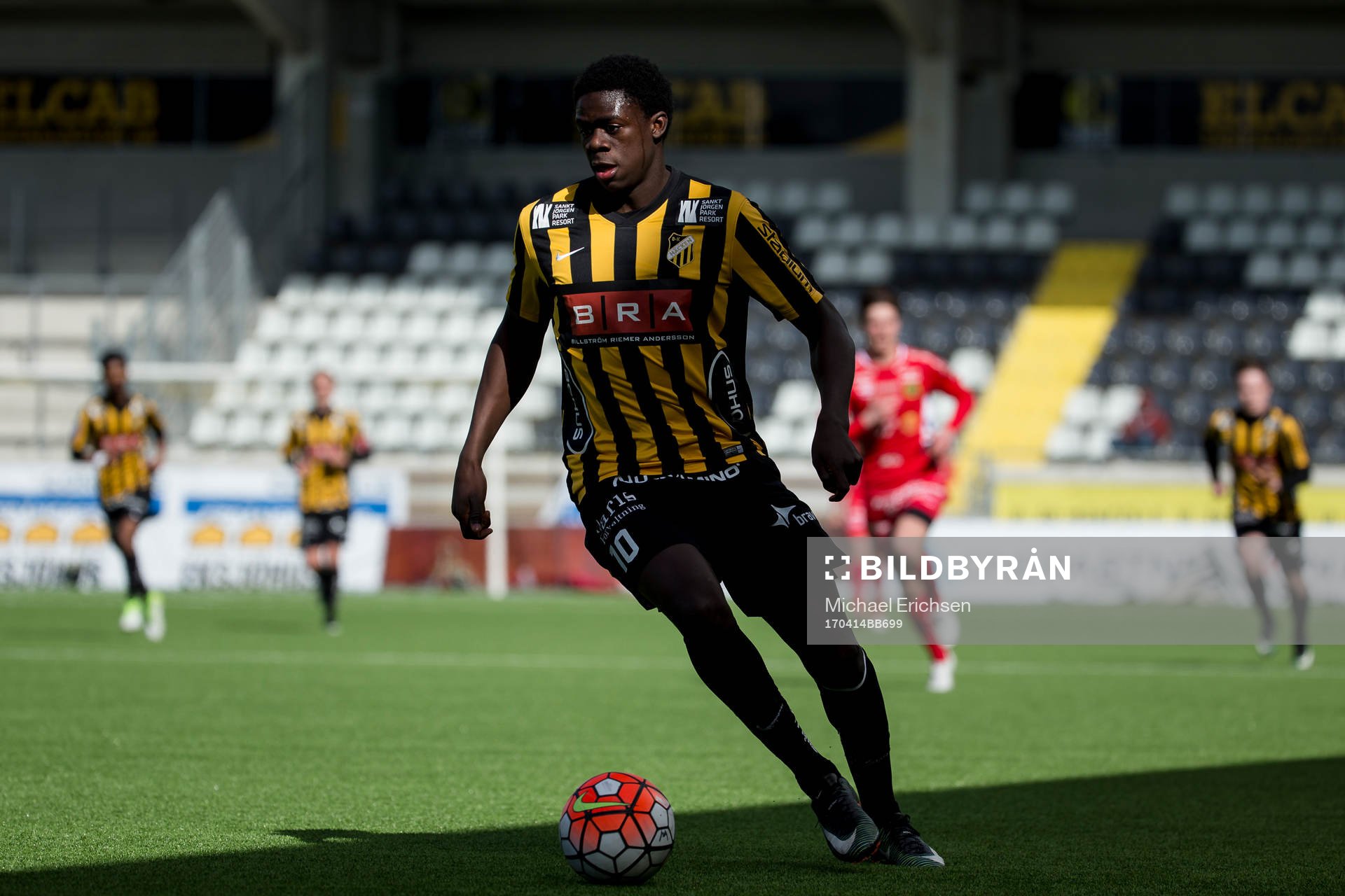Häckens Joel Mumbonogo under fotbollsmatchen i U19 Allsvenskan södra mellan Häcken och Elfsborg den 14 april 2017 i Göteborg.