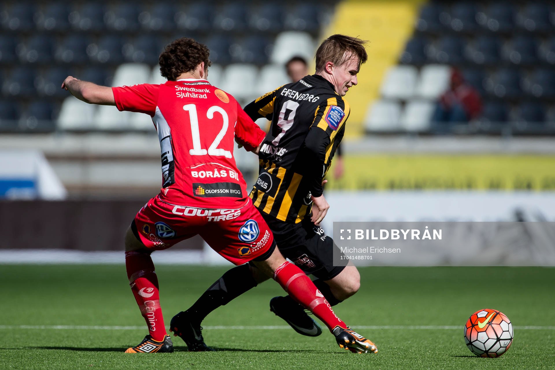 Häckens Theo Kornbakk mot Elfsborgs Adrian Zeka under fotbollsmatchen i U19 Allsvenskan södra mellan Häcken och Elfsborg den 14 april 2017 i Göteborg.