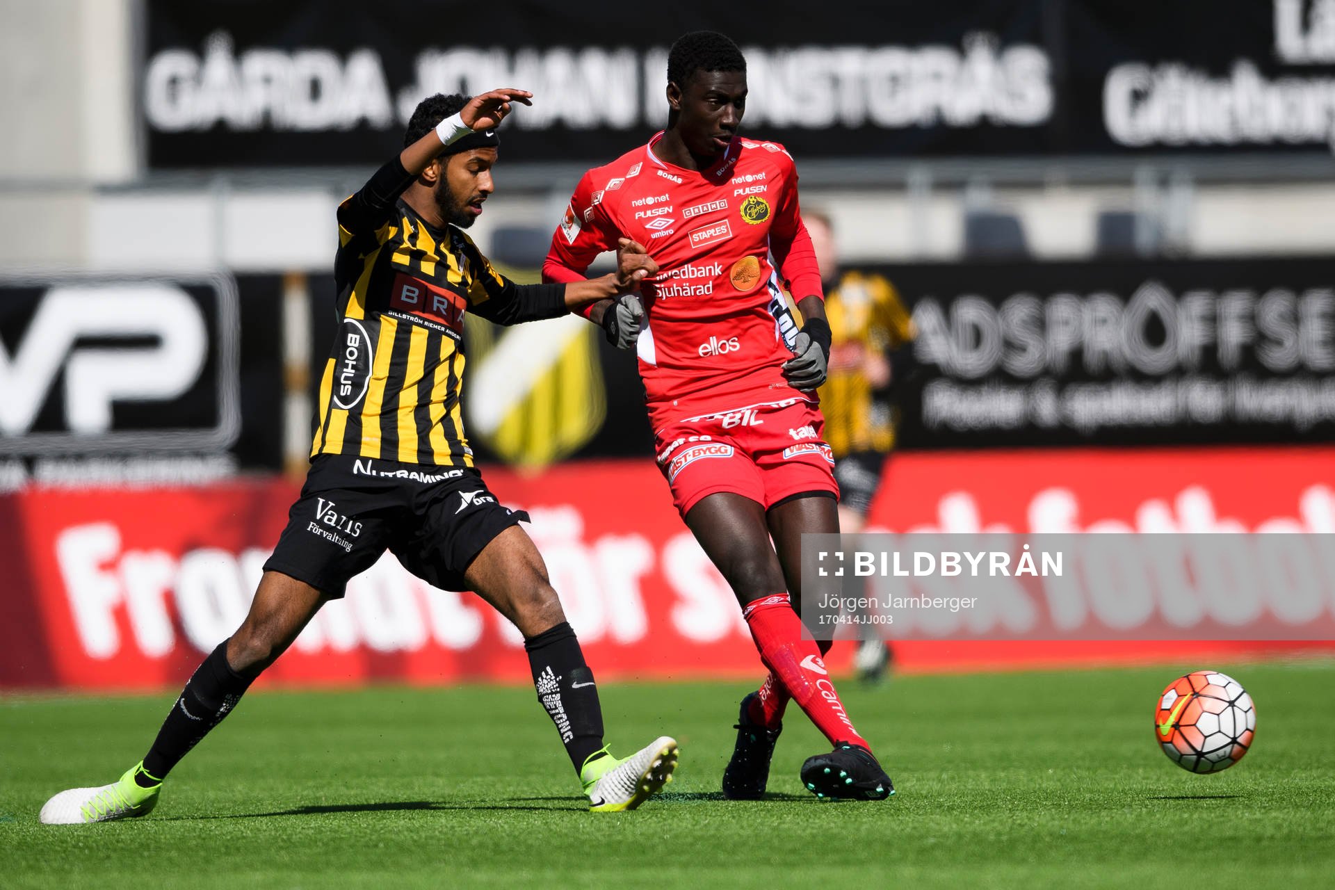 Elfsborgs Marokhy Ndione och Häckens Mirad Garza under fotbollsmatchen i U19 Allsvenskan södra mellan Häcken och Elfsborg den 14 april 2017 i Göteborg.