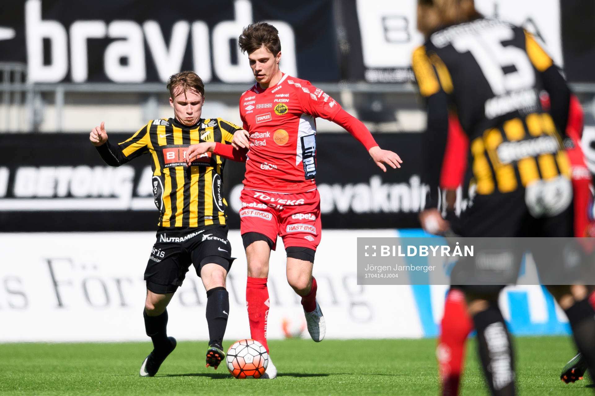 Elfsborgs Joakim Engström och Häckens Theo Kornbakk under fotbollsmatchen i U19 Allsvenskan södra mellan Häcken och Elfsborg den 14 april 2017 i Göteborg.