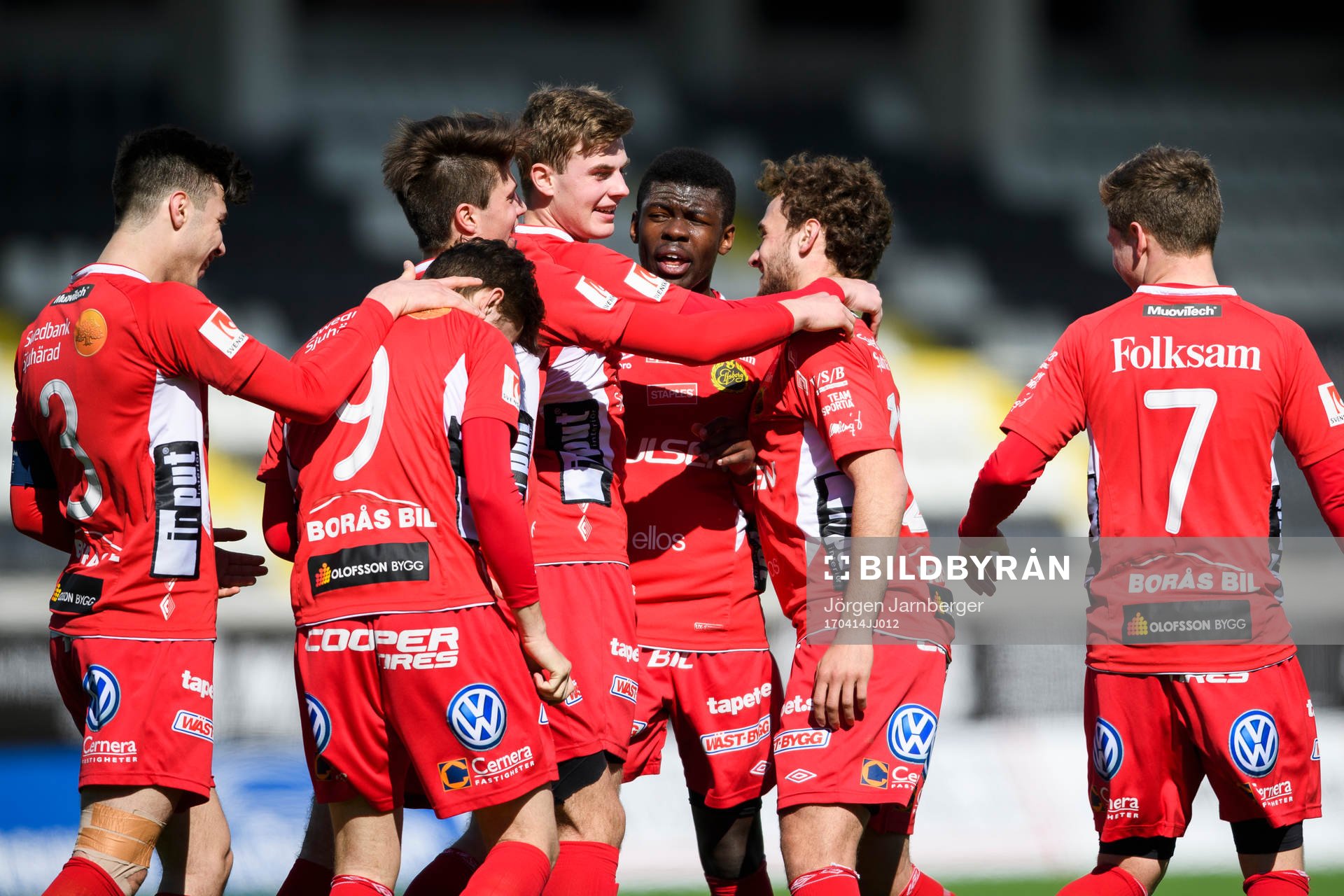 Elfsborgs Adrian Zeka jublar med spelarna