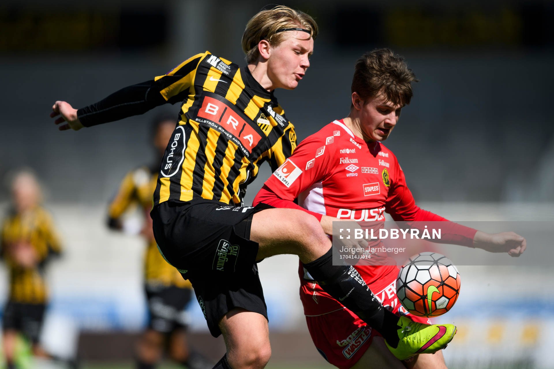 Häckens Teodor Wålemark och Elfsborgs Filip Varenhed under fotbollsmatchen i U19 Allsvenskan södra mellan Häcken och Elfsborg den 14 april 2017 i Göteborg.
