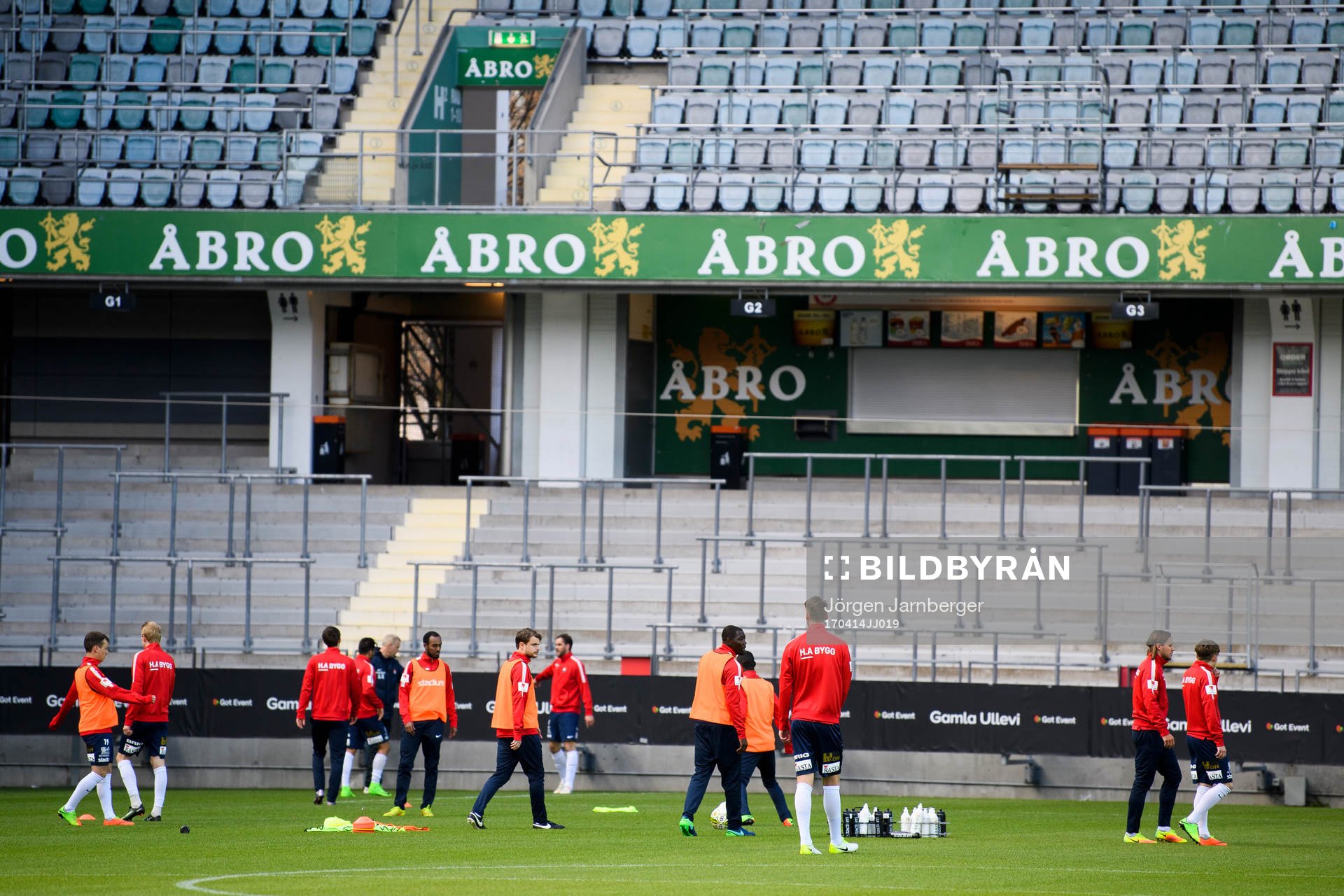 Örgrytes spelare värmer upp innan fotbollsmatchen i
