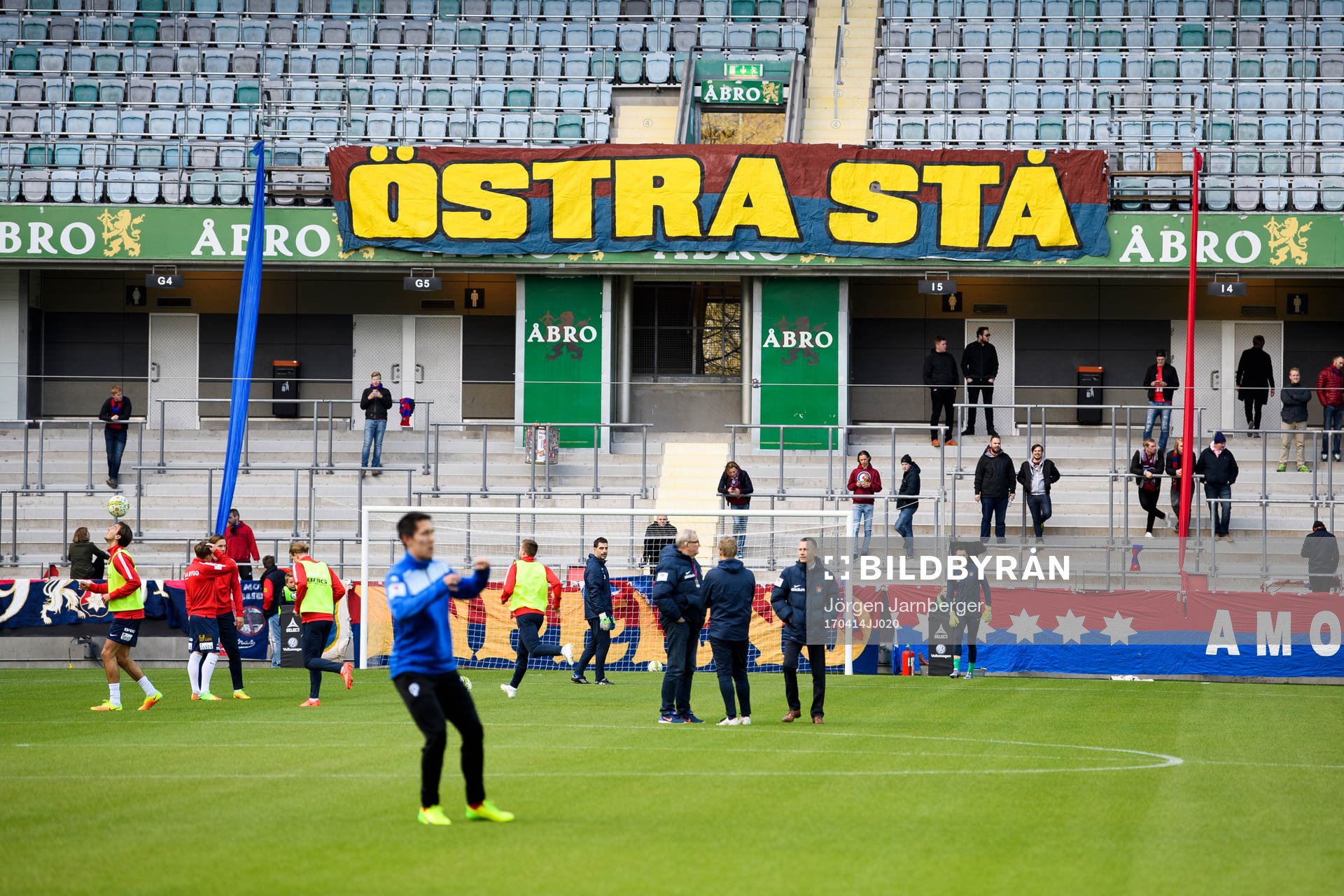 Åtvidabergs och Örgrytes spelare värmer upp innan