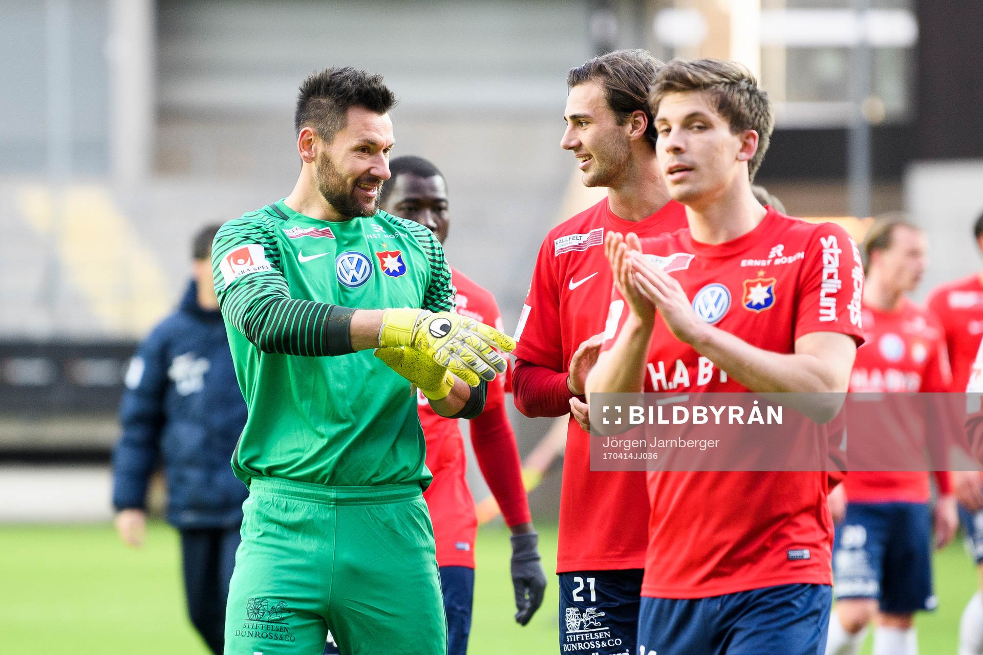 Örgrytes målvakt Stojan Lukic och Tommie Veljovic jublar