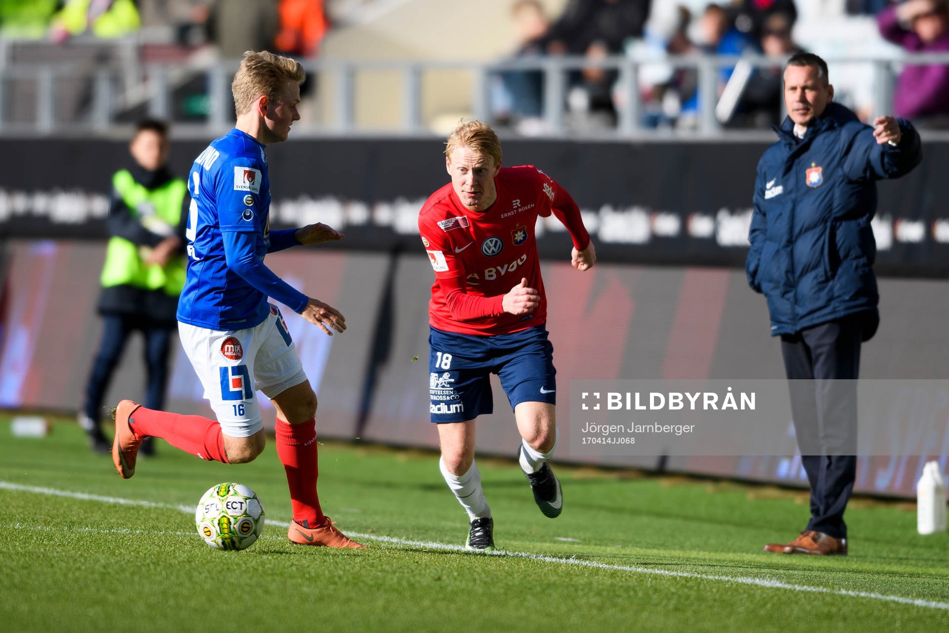 Örgrytes Jacob Ericsson tar sig förbi Åtvidabergs Simon