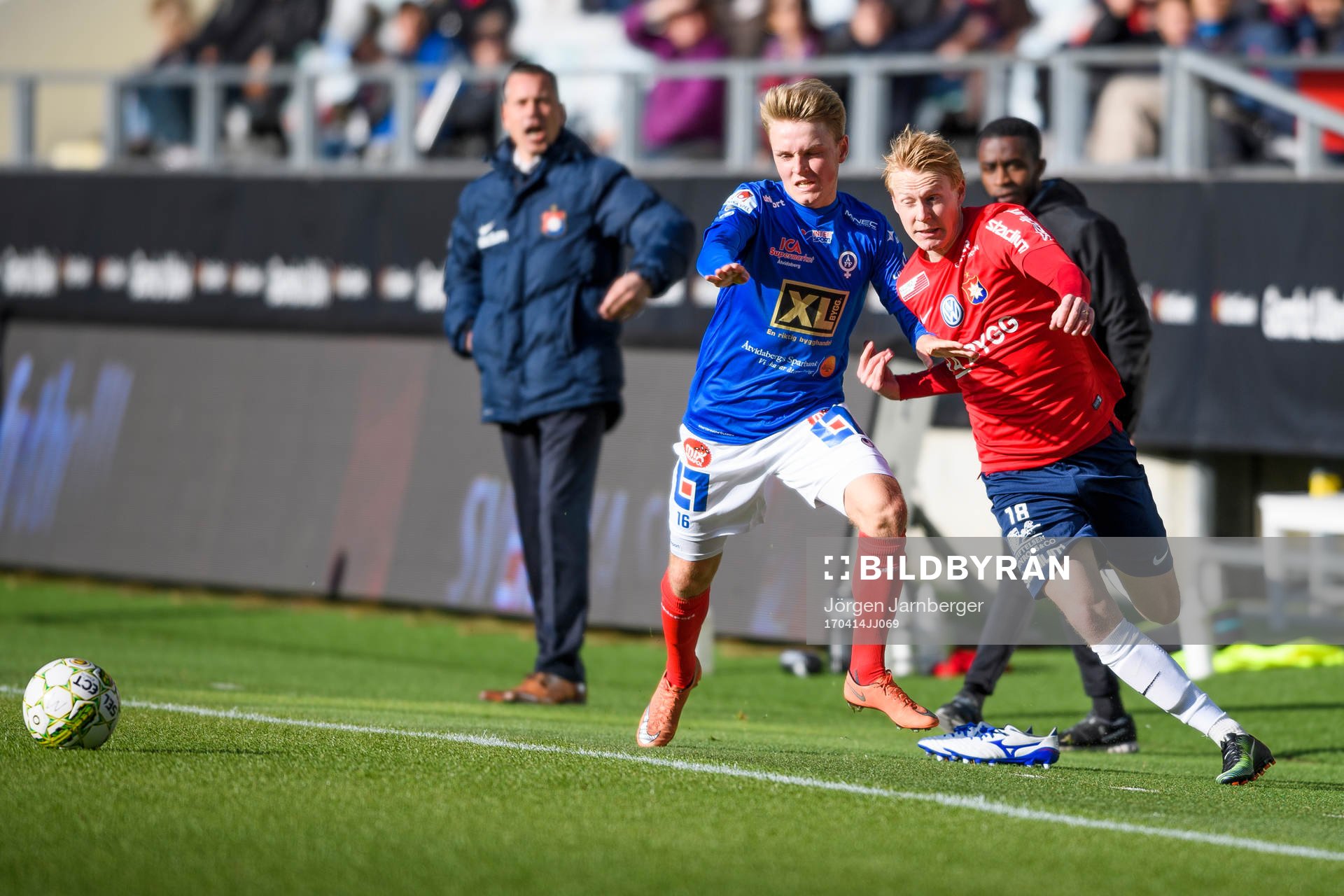Örgrytes Jacob Ericsson tar sig förbi Åtvidabergs Simon