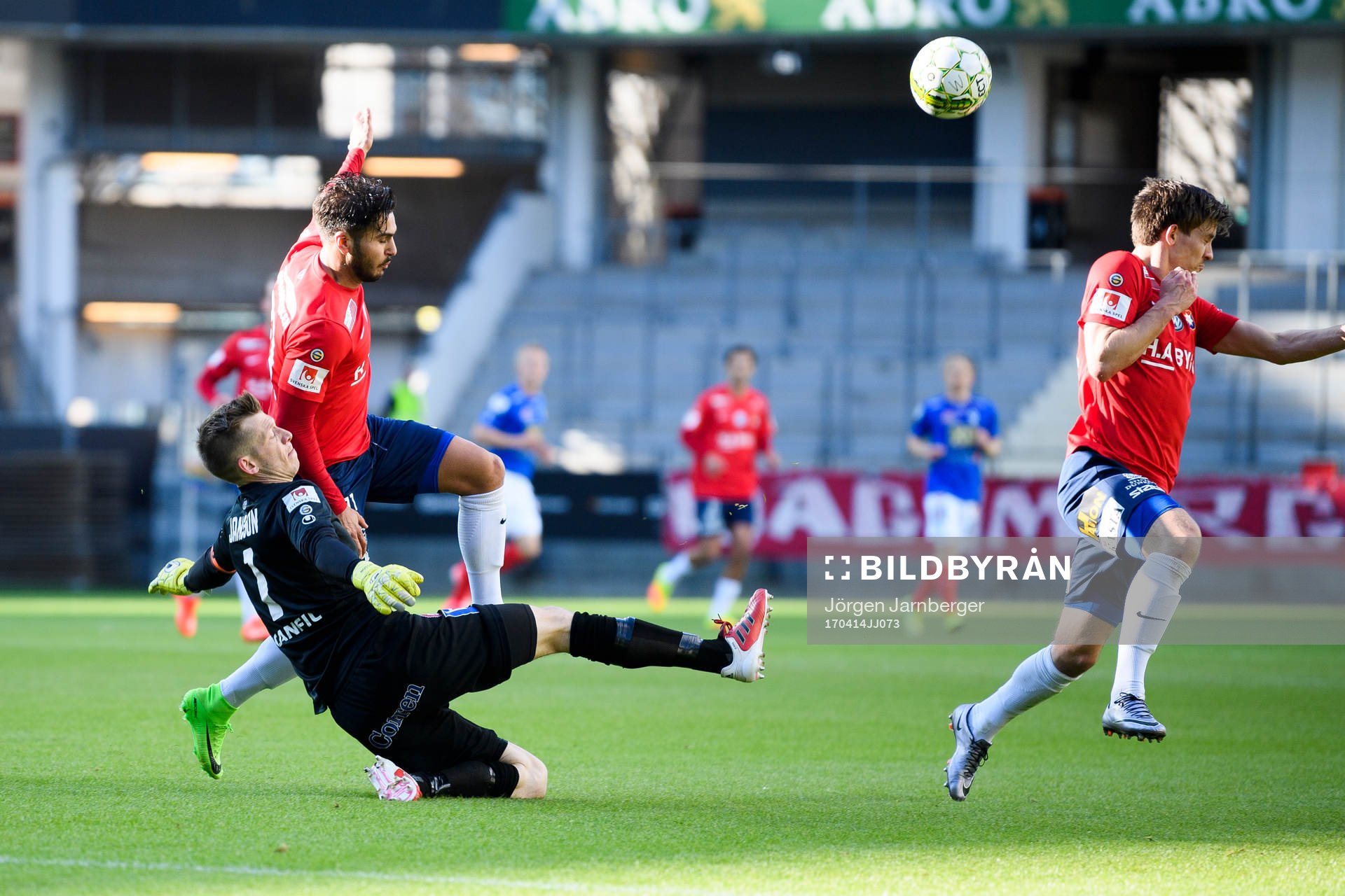 Kamp mellan Åtvidabergs målvakt Gustav Jansson och