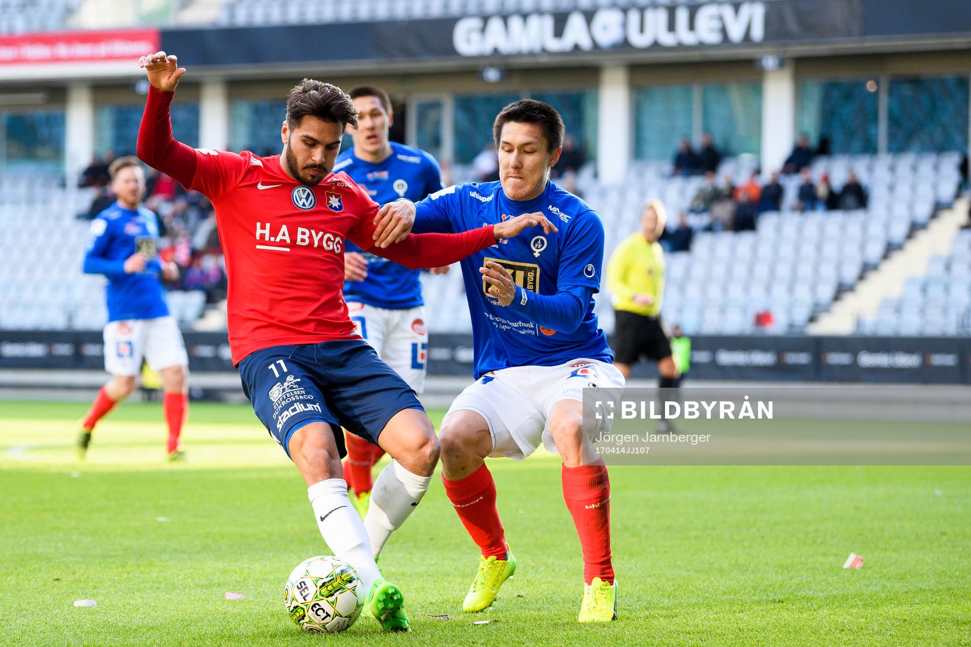 Örgrytes William Atashkadeh och Åtvidabergs Sebastian Ramhorn under fotbollsmatchen i Superettan mellan Örgryte och Åtvidaberg den 14 april 2017 i Göteborg.