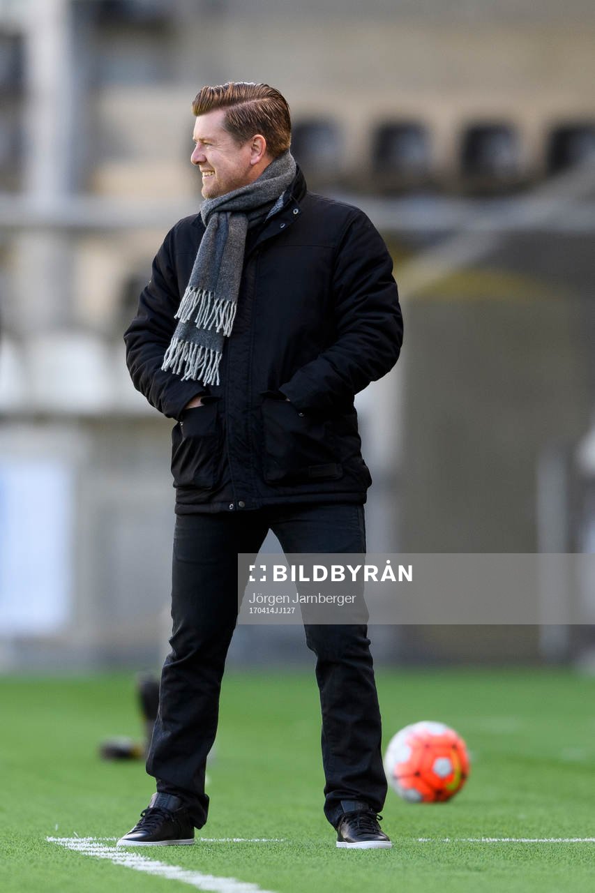 Häckens tränare Jesper Ljung skrattar
