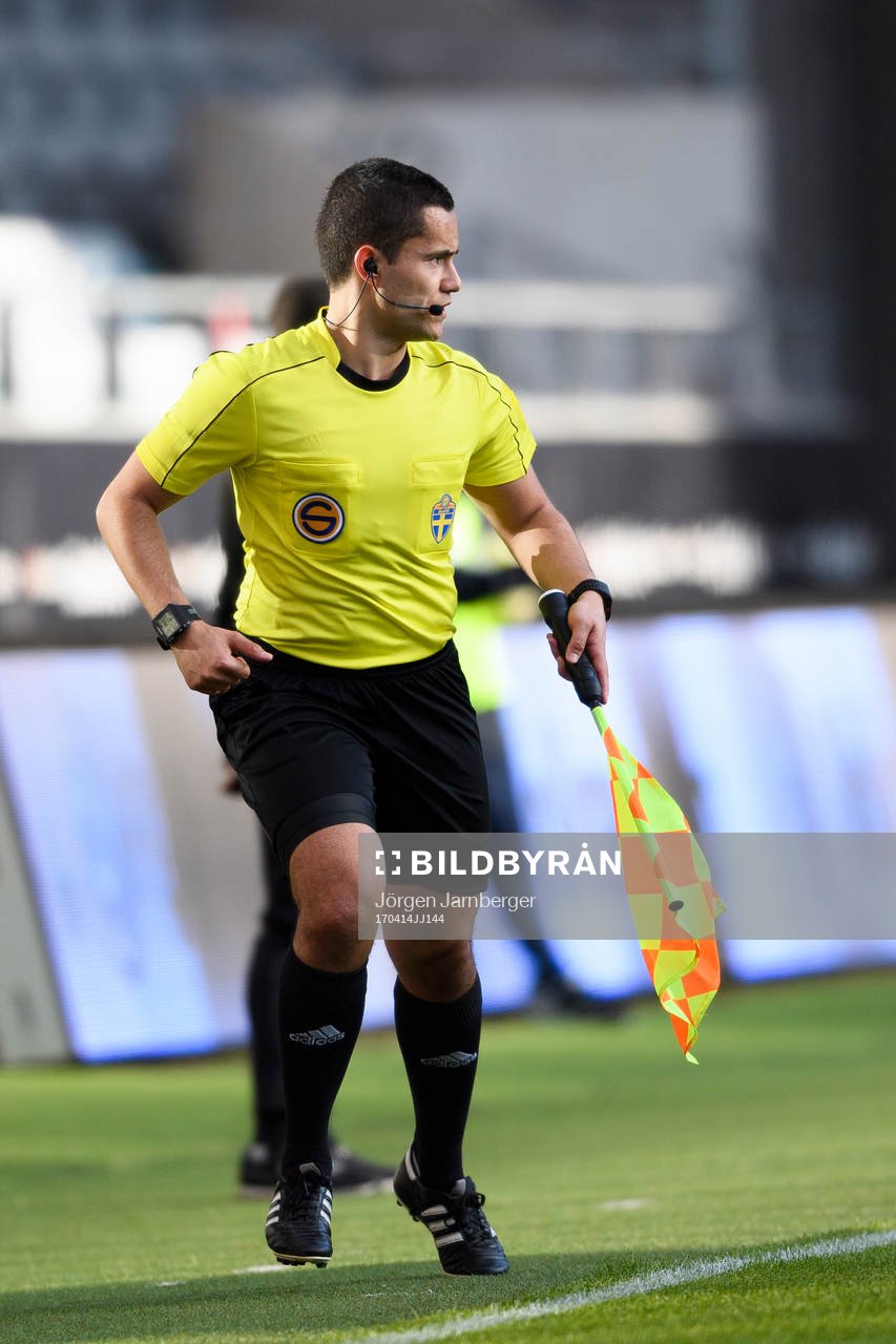 Assisterande domaren Julian Poulsen Sosefo under fotbollsmatchen i Superettan mellan Örgryte och Åtvidaberg den 14 april 2017 i Göteborg.
