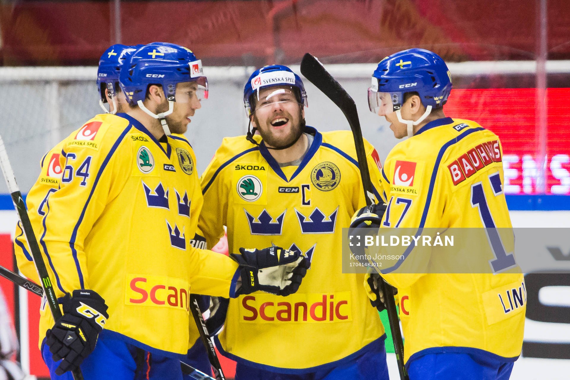 Sveriges Linus Omark (m) jublar med Pär Lindholm och Eric