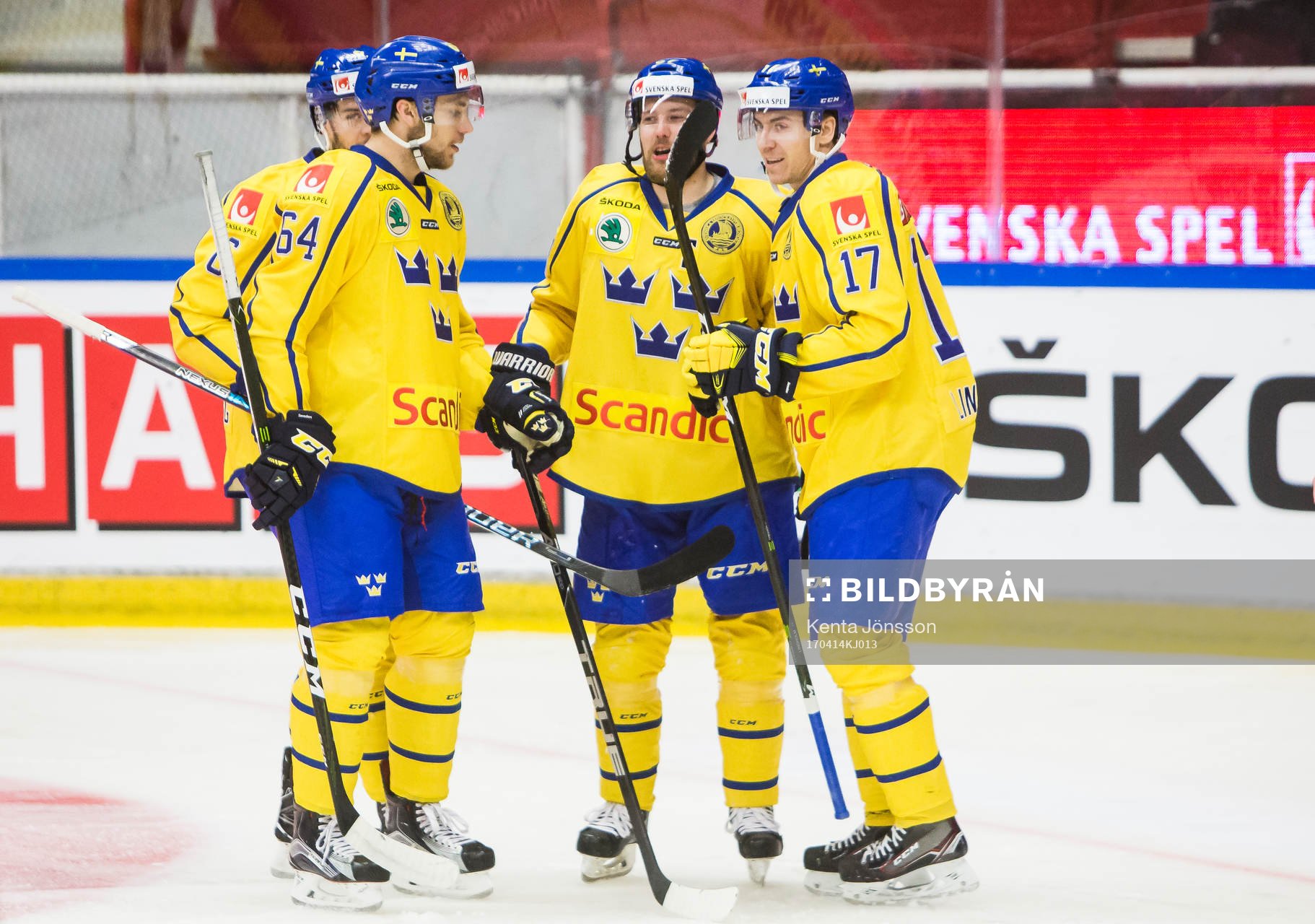 Sveriges Pär Lindholm (h) jublar med Linus Omark och Eric