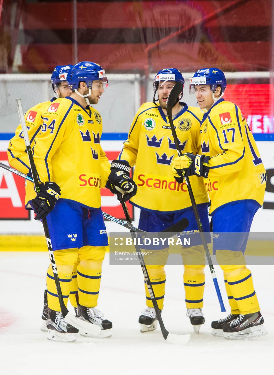 Sveriges Pär Lindholm (h) jublar med Linus Omark och Eric