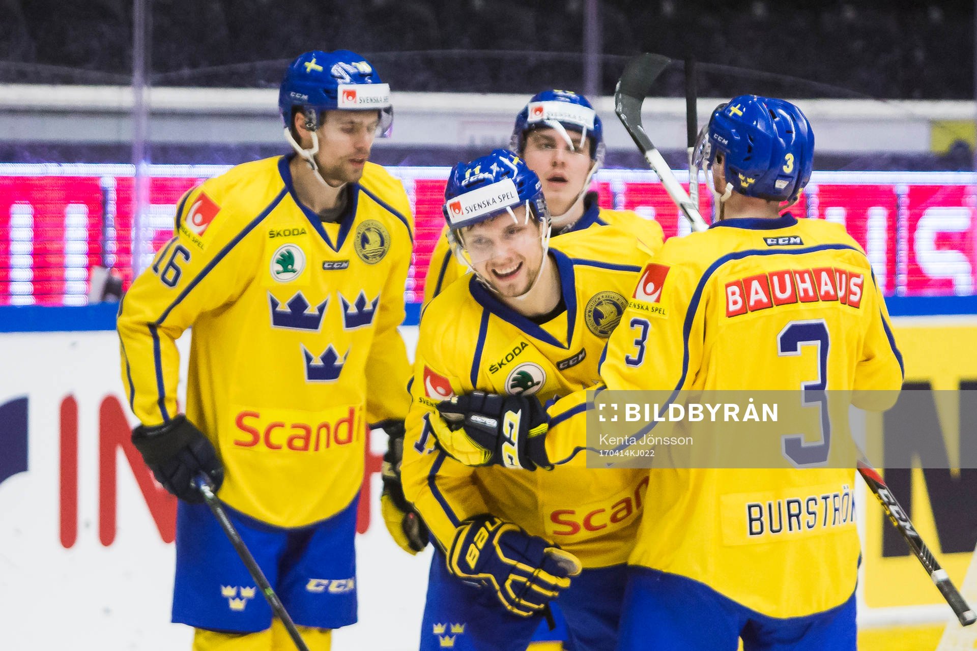 Sveriges Petter Emanuelsson jublar med Niclas Burström och