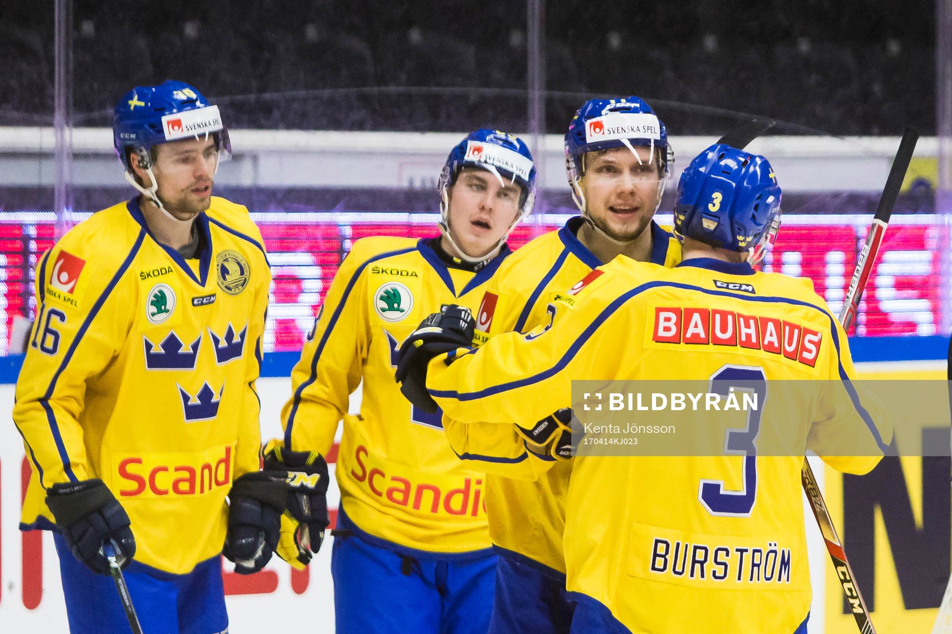 Sveriges Petter Emanuelsson jublar med Niclas Burström och