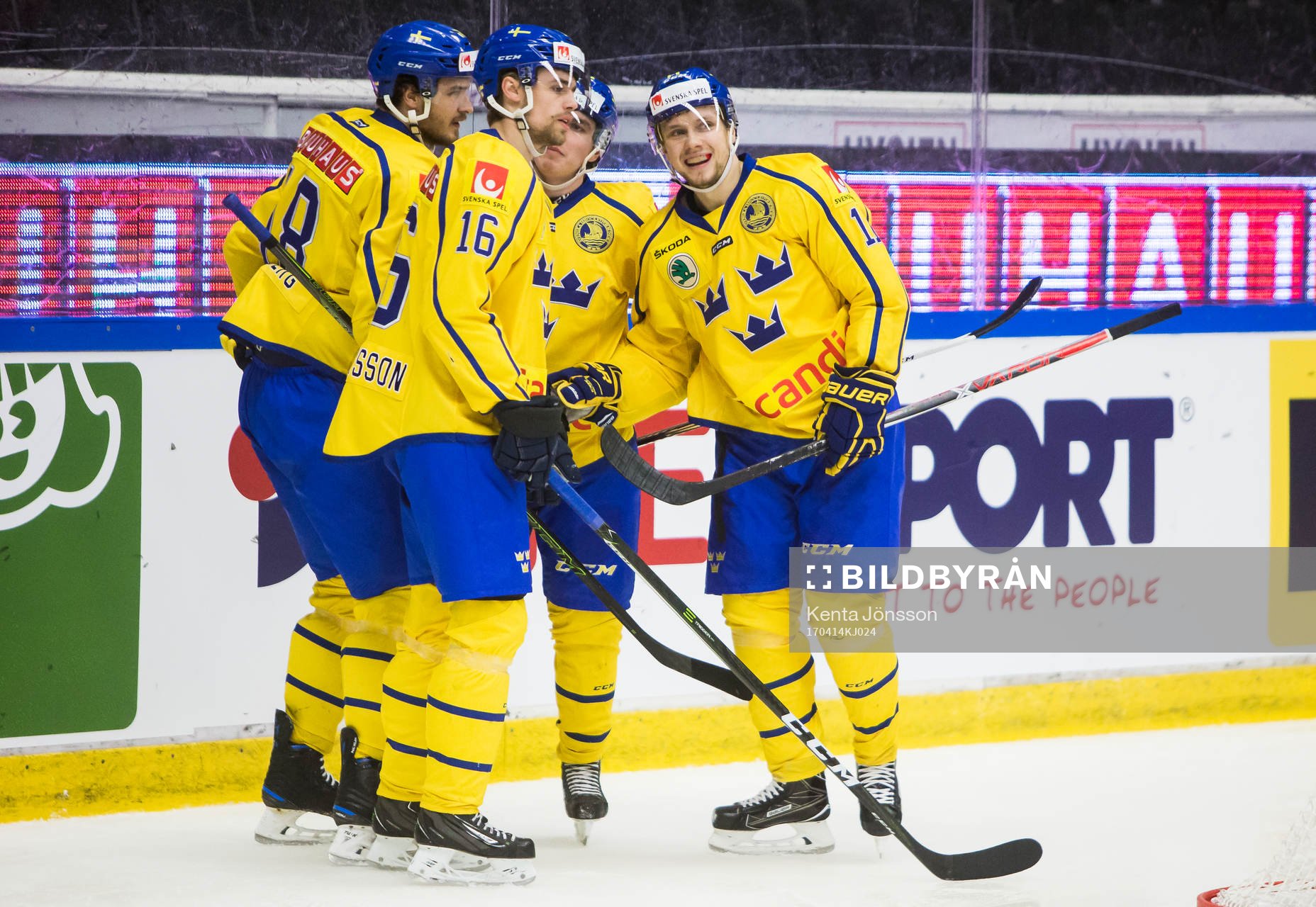 Sveriges Petter Emanuelsson jublar med Emil Pettersson