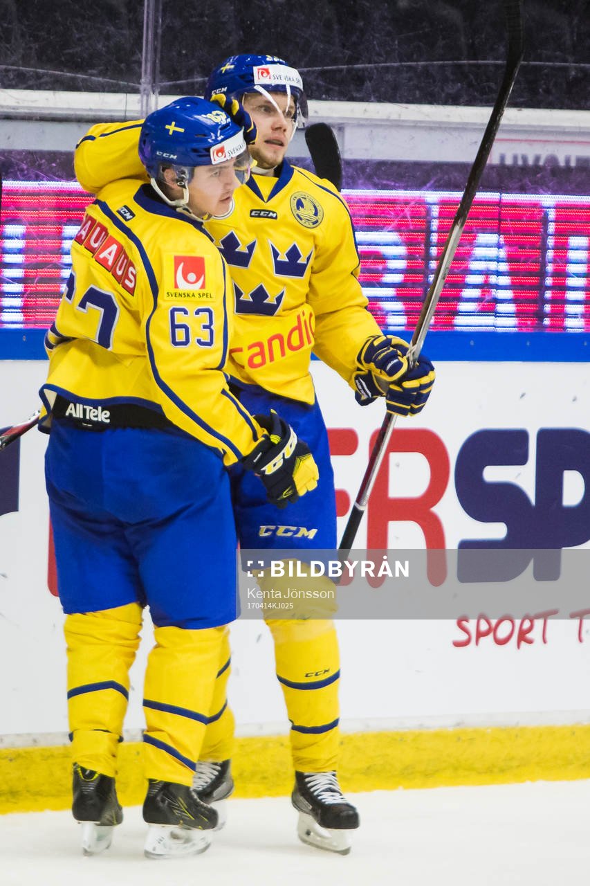Sveriges Petter Emanuelsson jublar med Sebastian Aho
