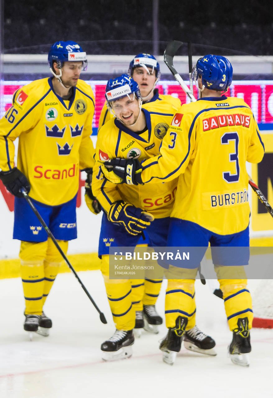Sveriges Petter Emanuelsson jublar med Niclas Burström och
