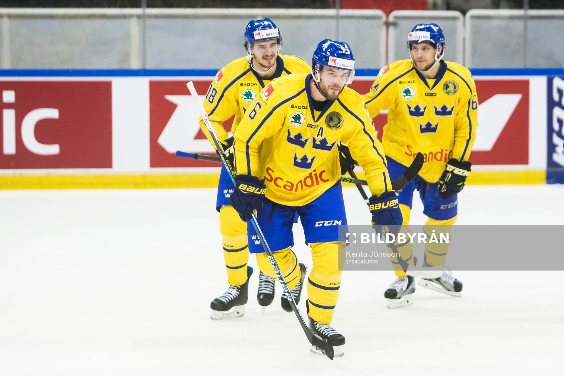 Sveriges Oscar Fantenberg jublar med Dennis Everberg och