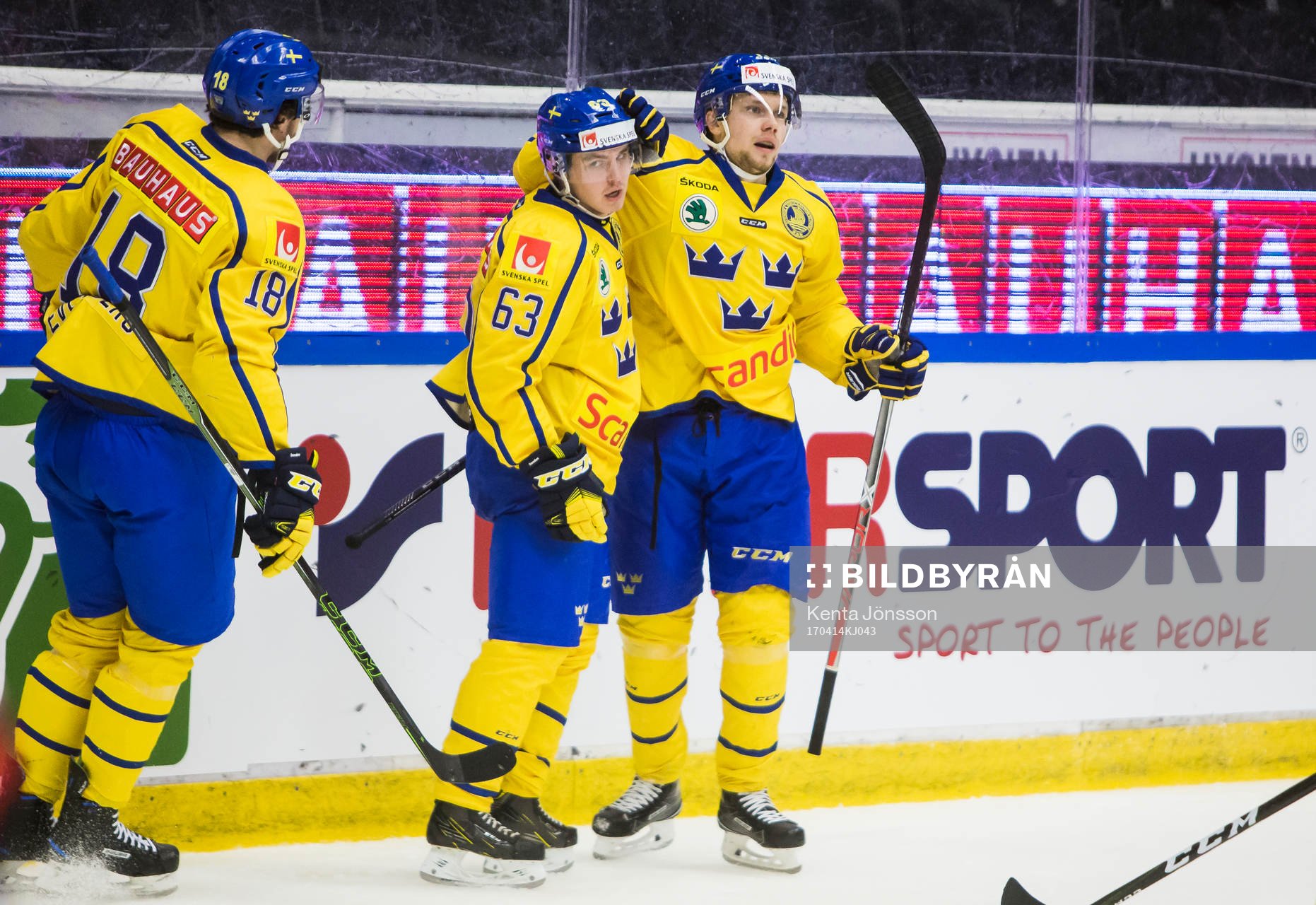 Sveriges Petter Emanuelsson jublar med Johan Ryno och