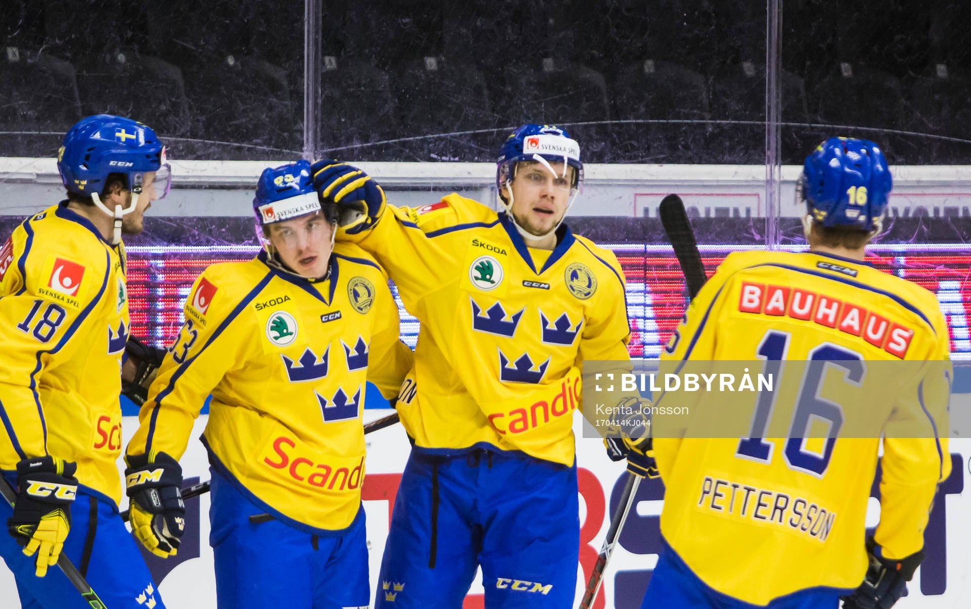 Sveriges Petter Emanuelsson (tvåa fr höger) jublar med