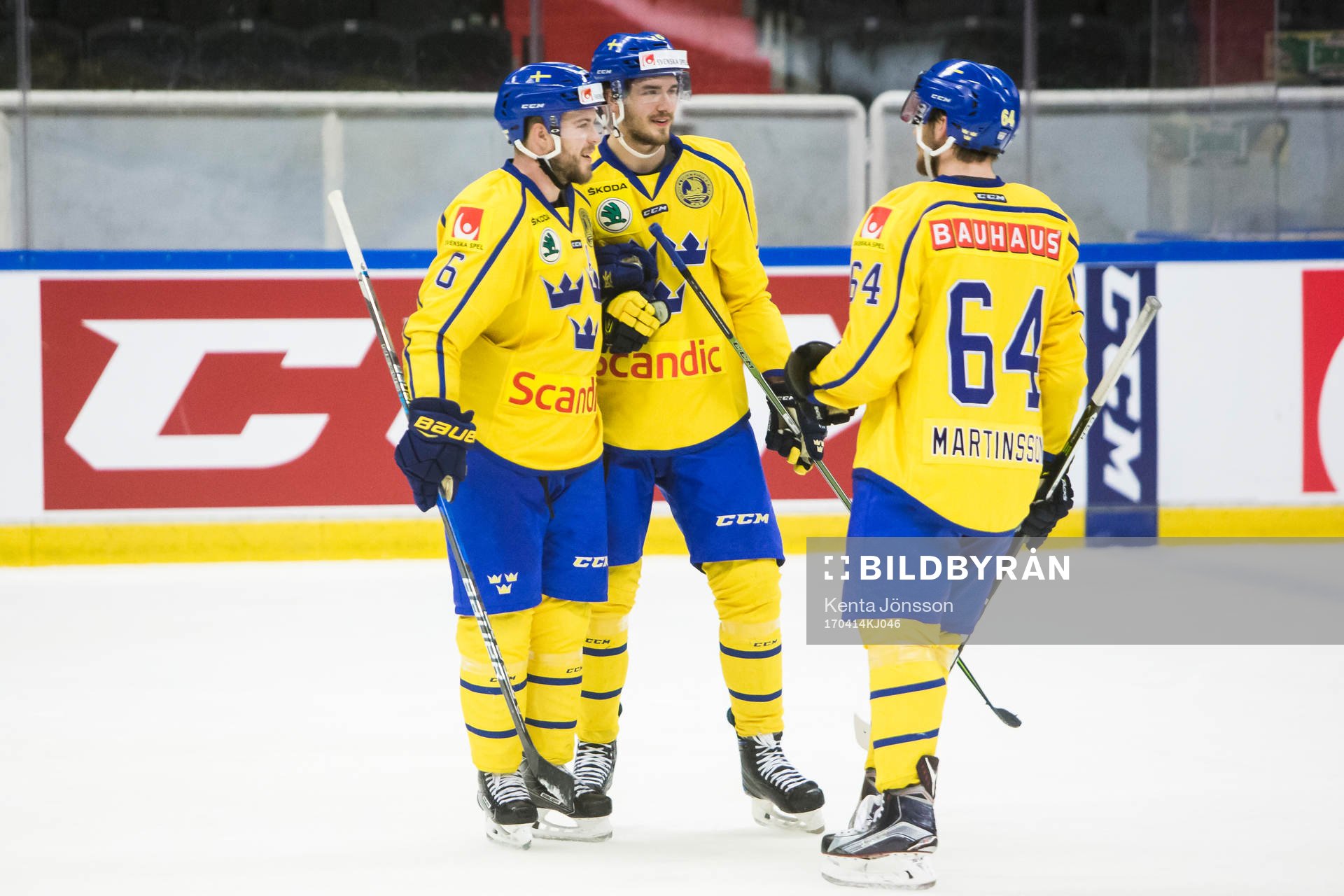 Sveriges Oscar Fantenberg jublar med Dennis Everberg och