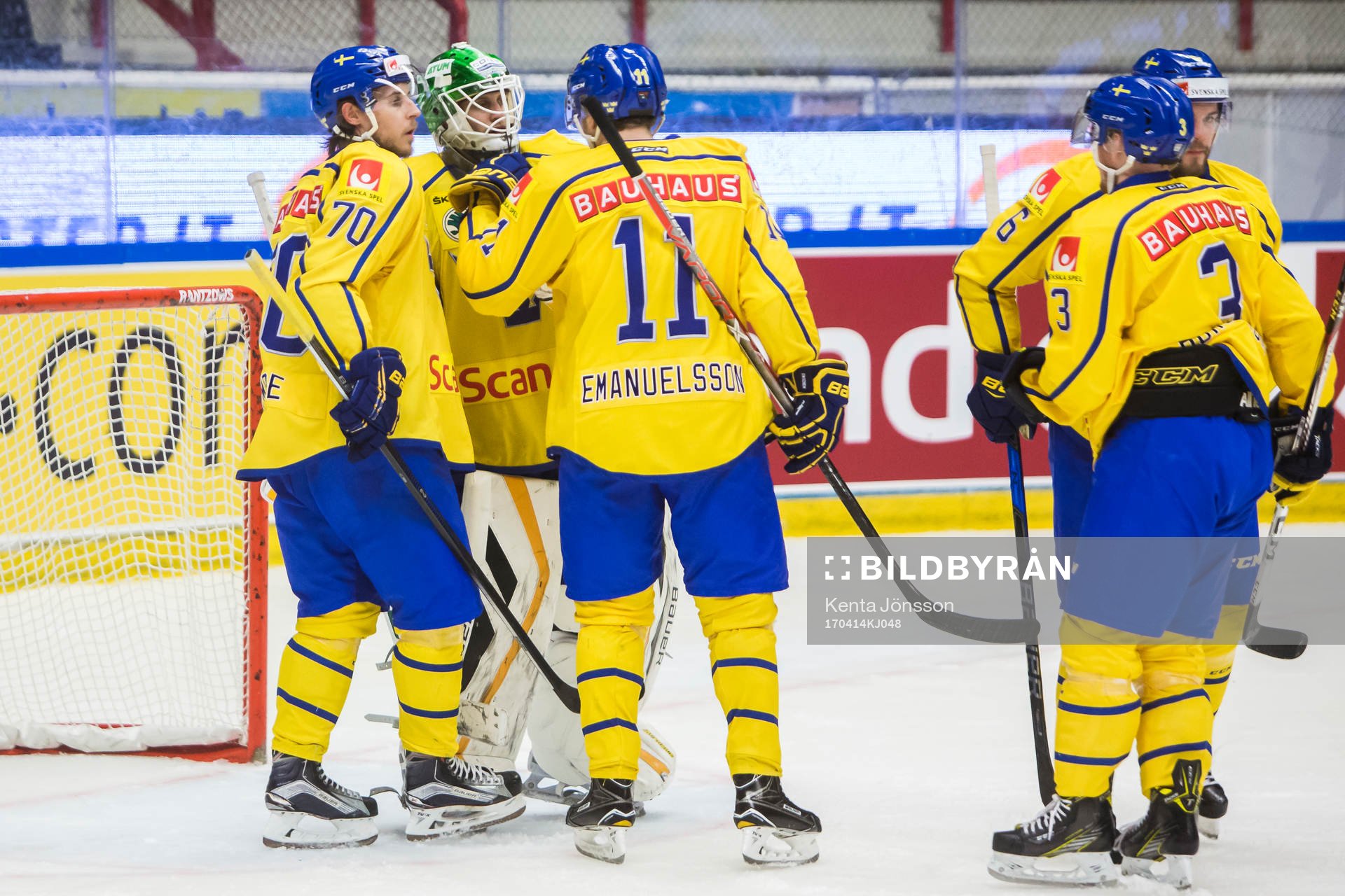 Sveriges målvakt Niklas Svedberg klappas om av Mario Kempe