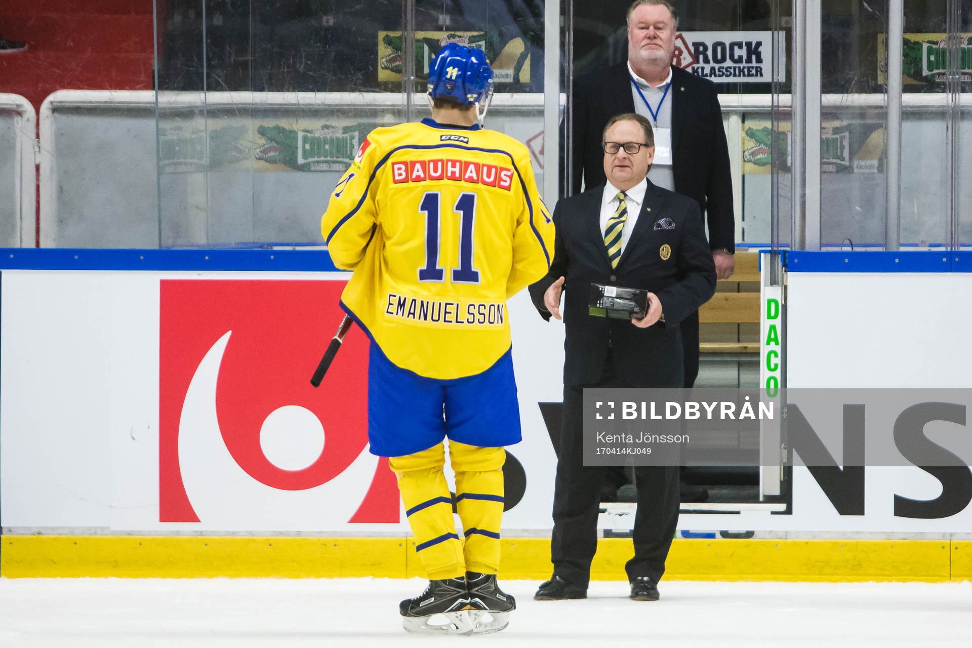 Sveriges Petter Emanuelsson får pris som matchens spelare
