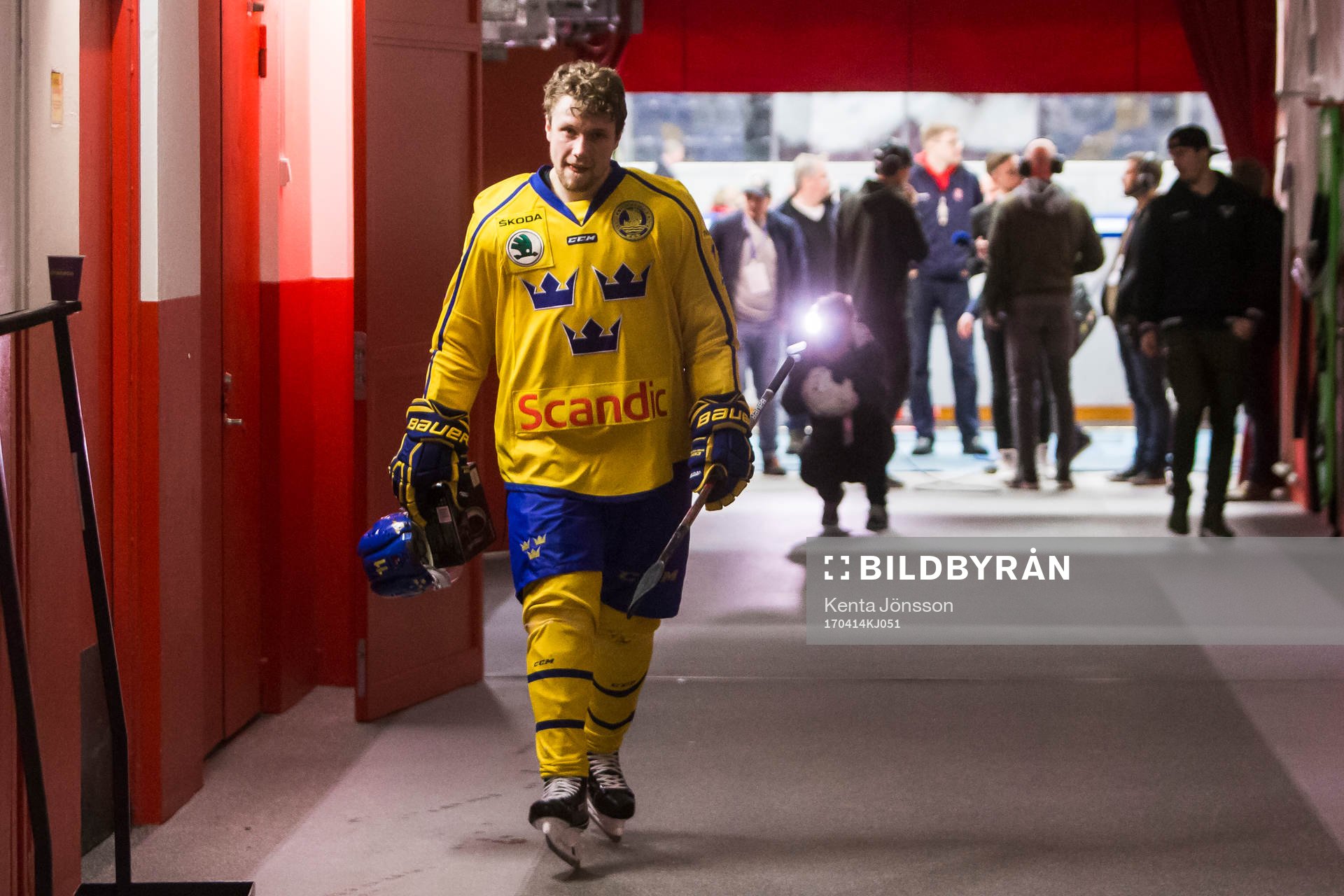 Sveriges Petter Emanuelsson på väg till omklädningsrummet