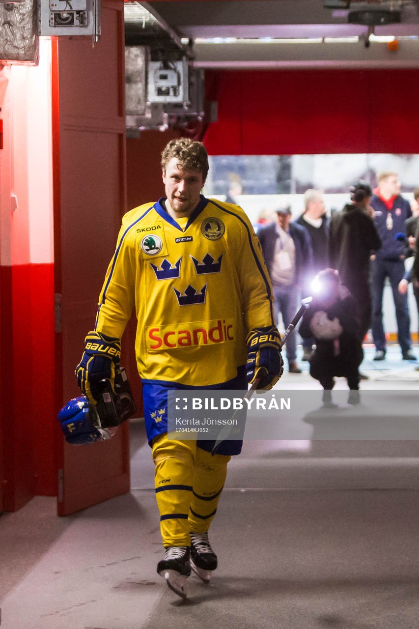 Sveriges Petter Emanuelsson på väg till omklädningsrummet